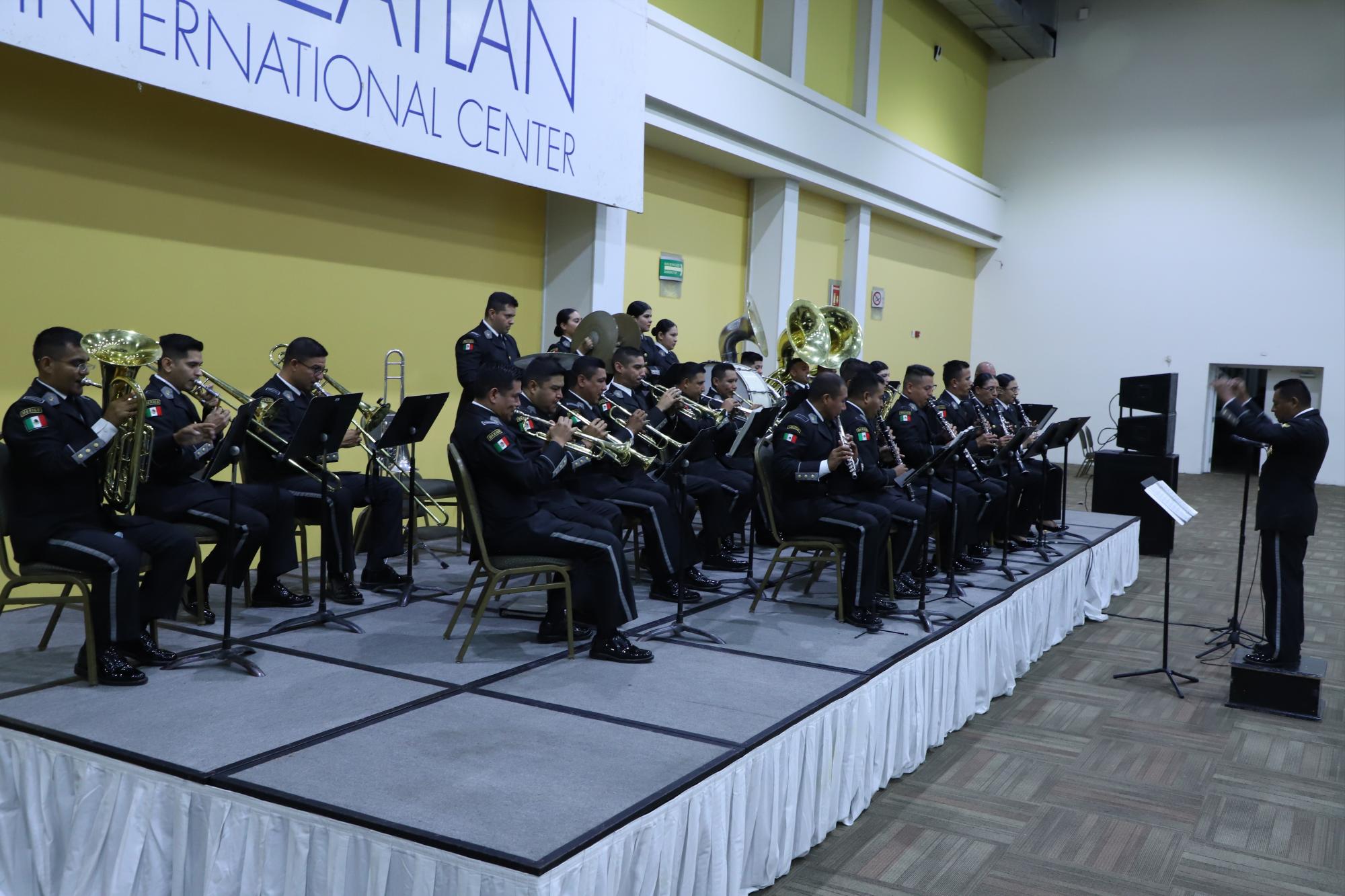 $!Los asistentes además de apoyar a la Benemérita Institución disfrutaron de las melodías de la Banda de Música de la Tercera Región Militar.