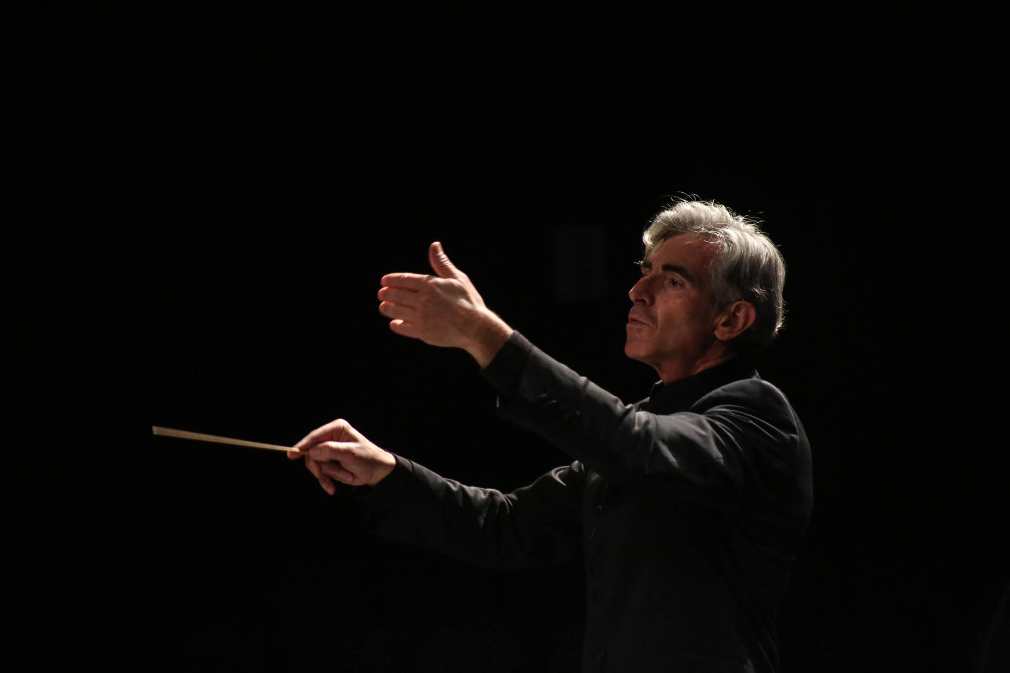 $!El español Gustavo Sánchez, que fue el director de orquesta invitado, en el cuarto programa de la Temporada de Primavera de la OSSLA.