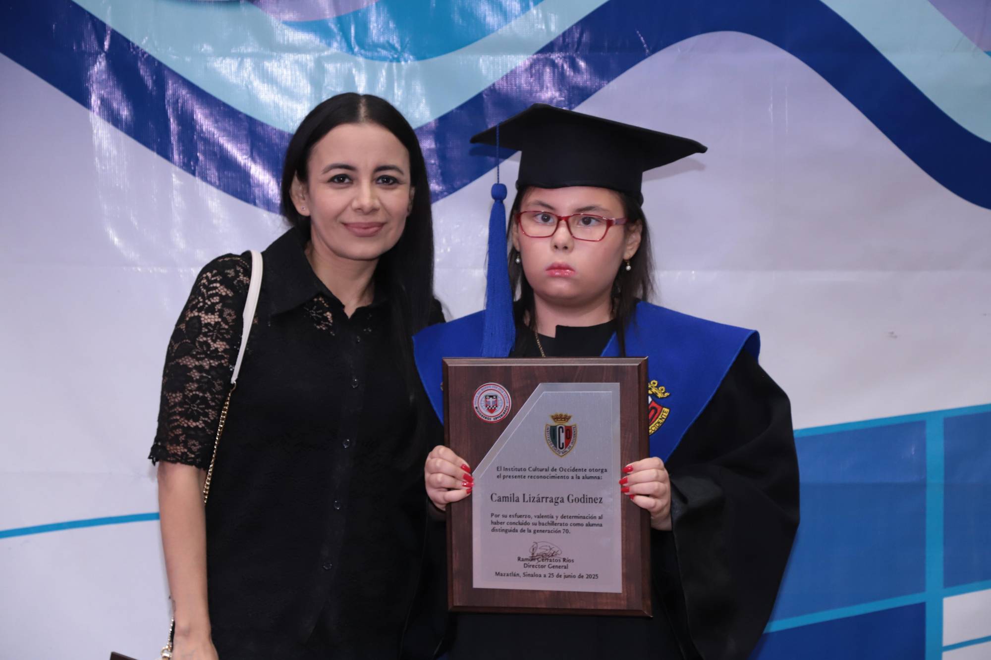 $!Ana Pamela Godínez junto a su hija, Camila Lizárraga Godínez, quien obtuvo un reconocimiento al esfuerzo, valentía y determinación al haber concluido sus estudios de bachillerato.