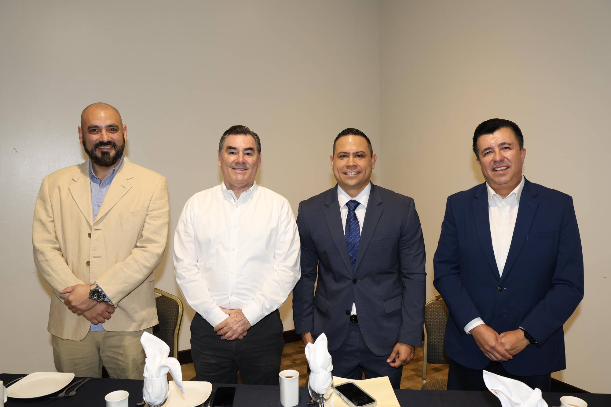 $!Iván Pico, Víctor Humarán, Alejandro Castillo y Carlos Ríos hicieron la entrega de los diplomas a los graduados.