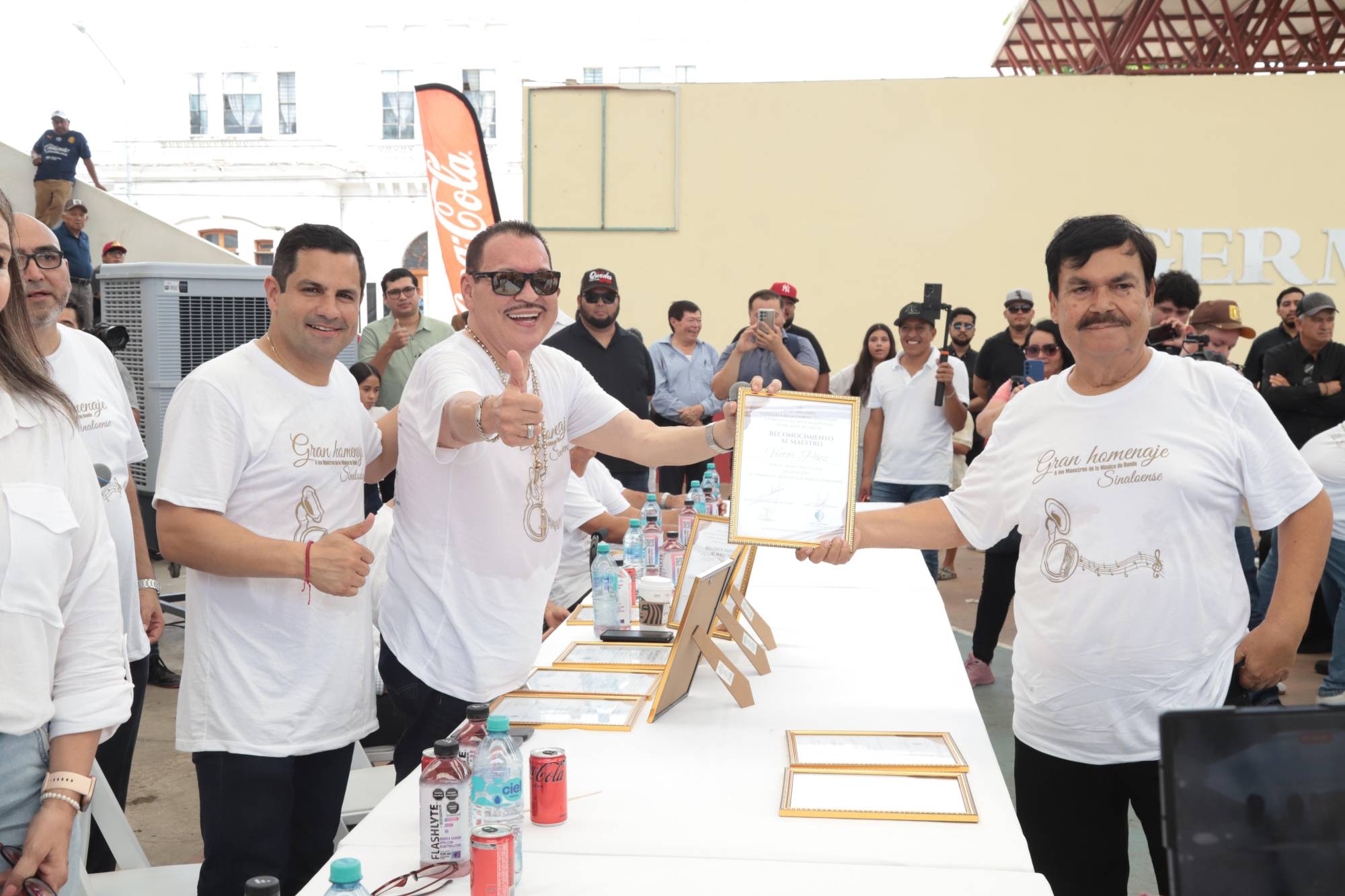 $!Carlos Escobar y Julio Preciado entregan reconocimiento a Víctor Páez.