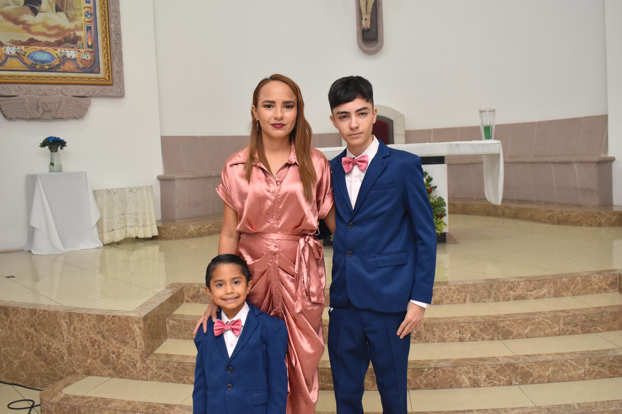 $!Con su madrina Caren Valenzuela Prado y su chambelán Jorge Alberto Valenzuela Prado.