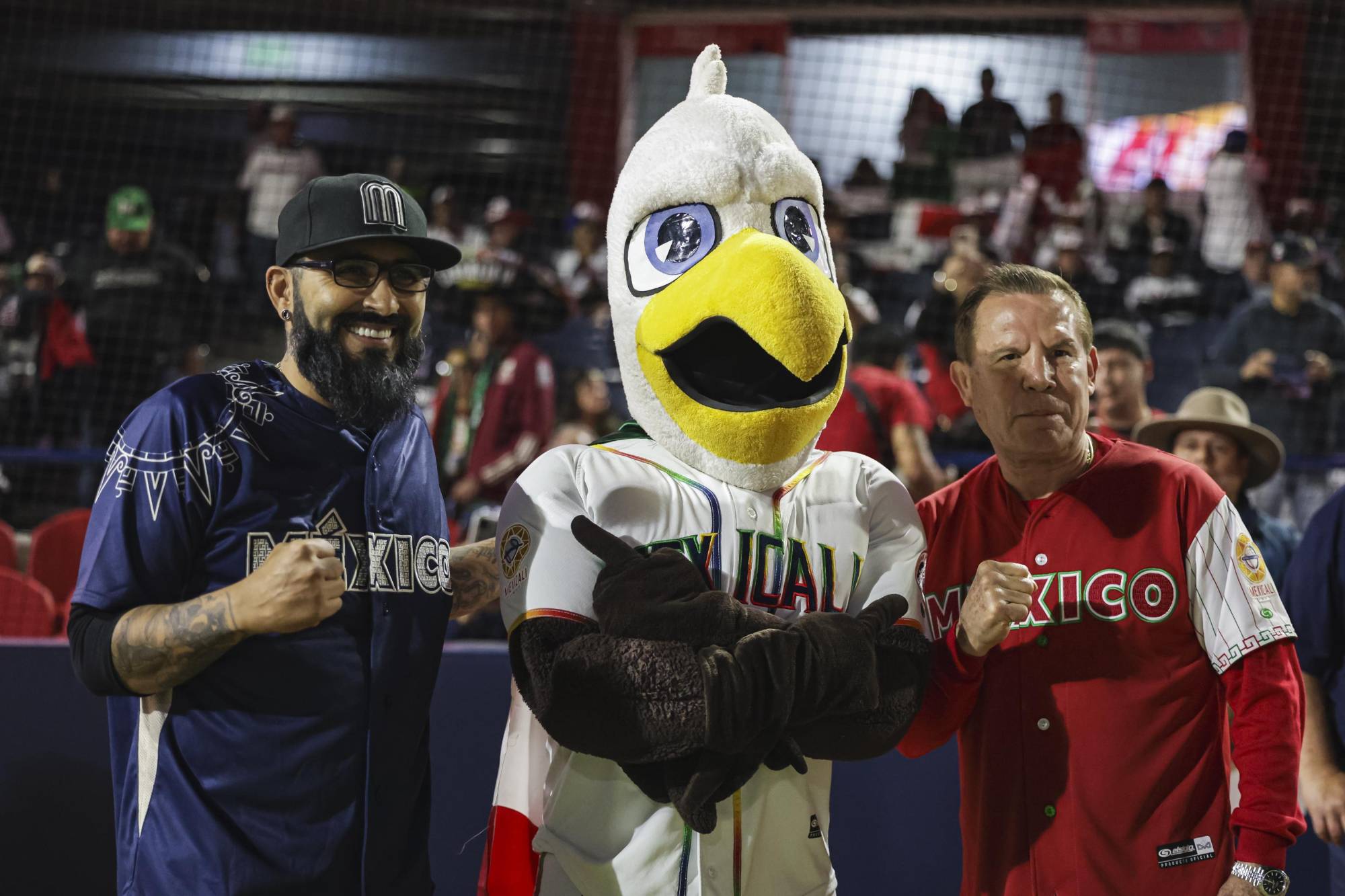 $!Julio César Chávez lanza la primera bola en final de la Serie del Caribe