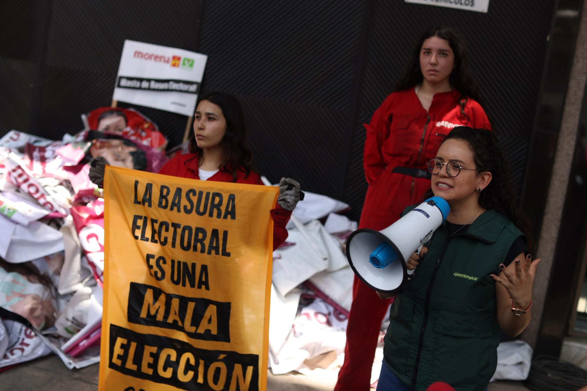 $!Greenpeace devuelve basura electoral a partidos políticos y demanda transparentar plan de reciclaje