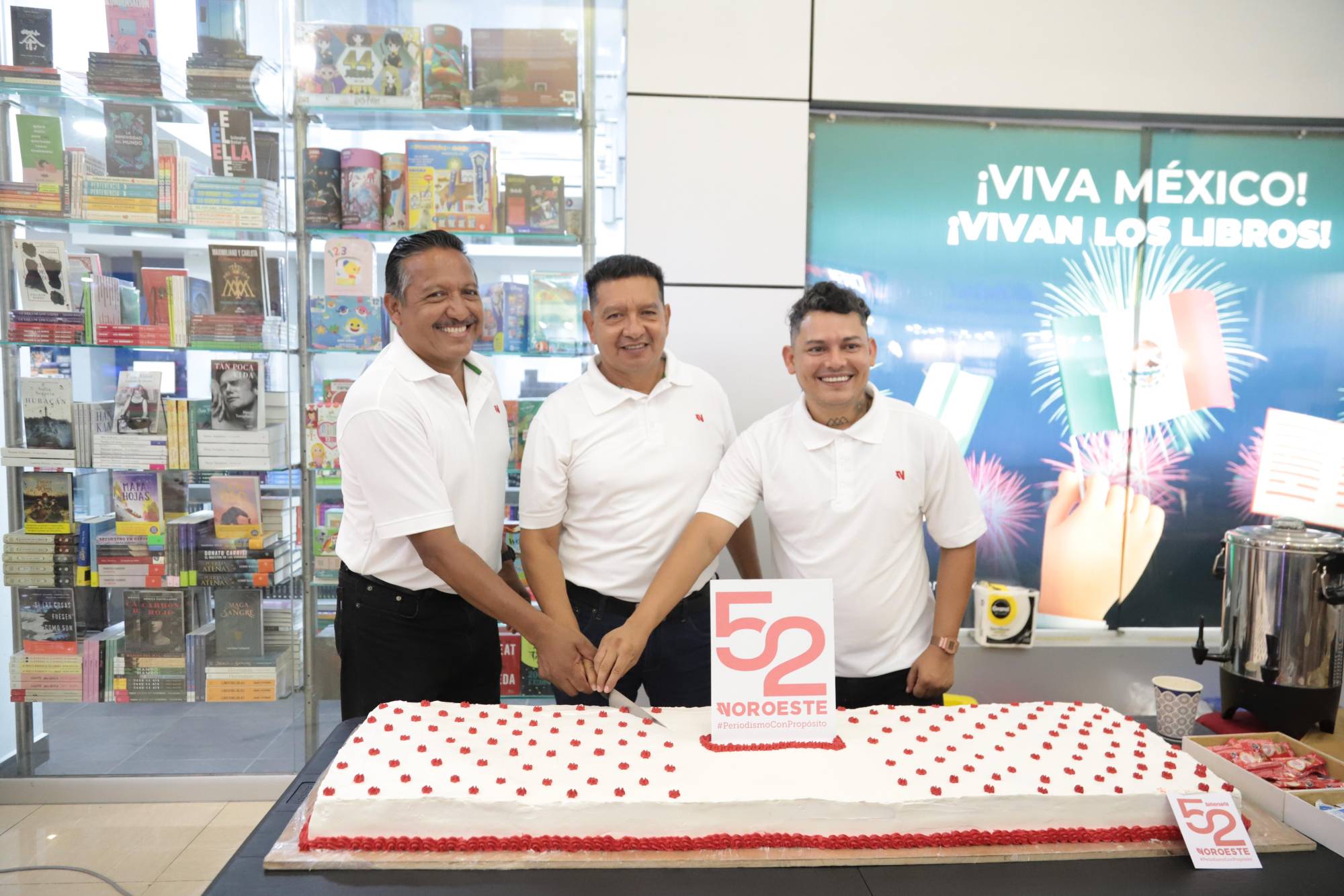 $!Los homenajeados realizaron el corte del pastel de aniversario.