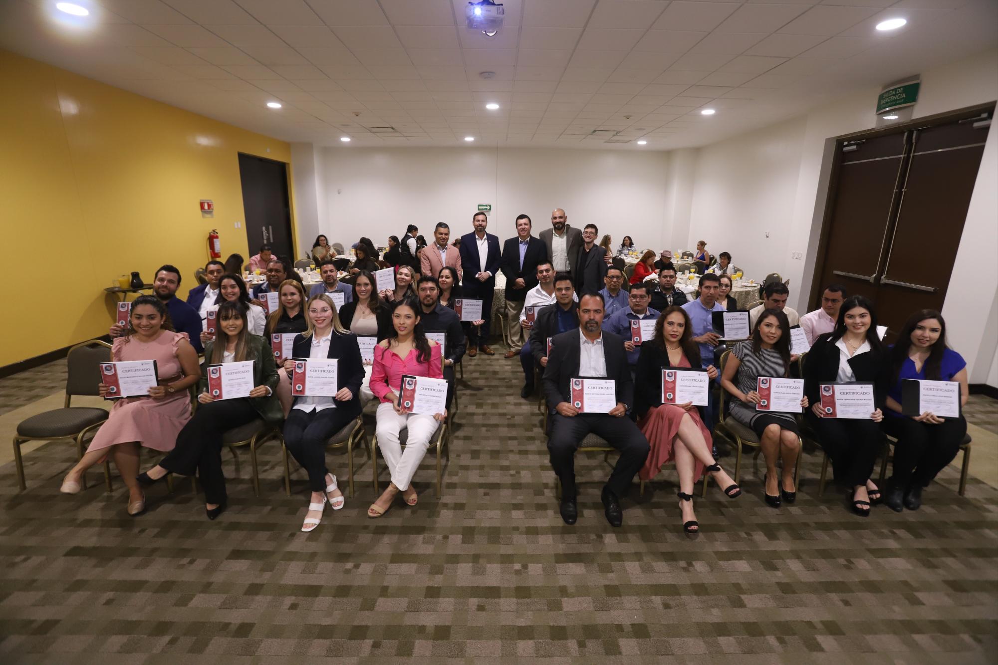 $!Los graduados se toman la fotografía del recuerdo.