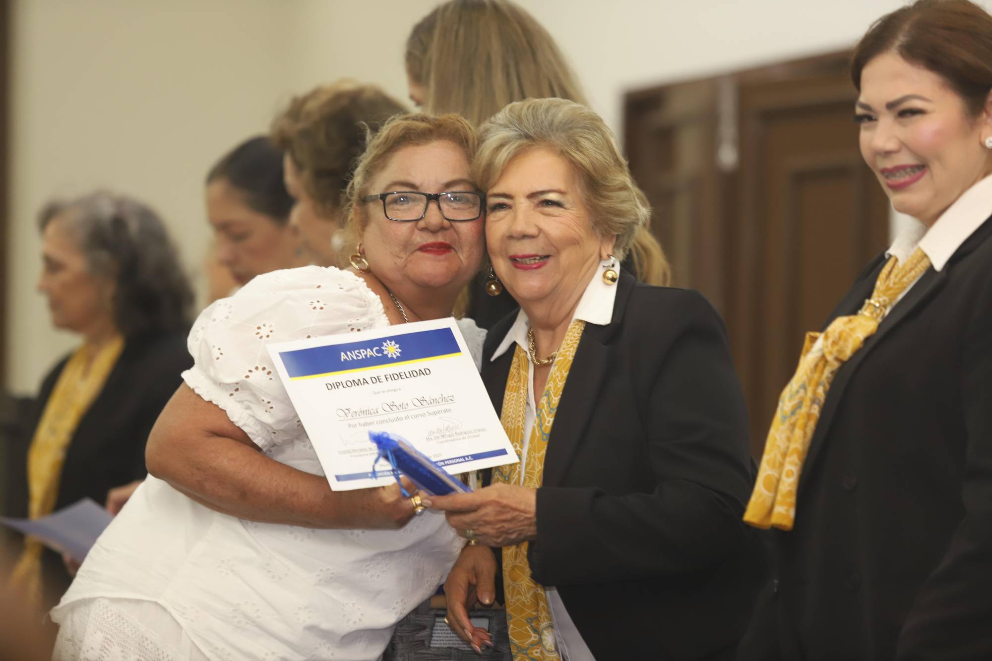 $!Verónica Soto Sánchez junto a Lucy Calleros de Soto.