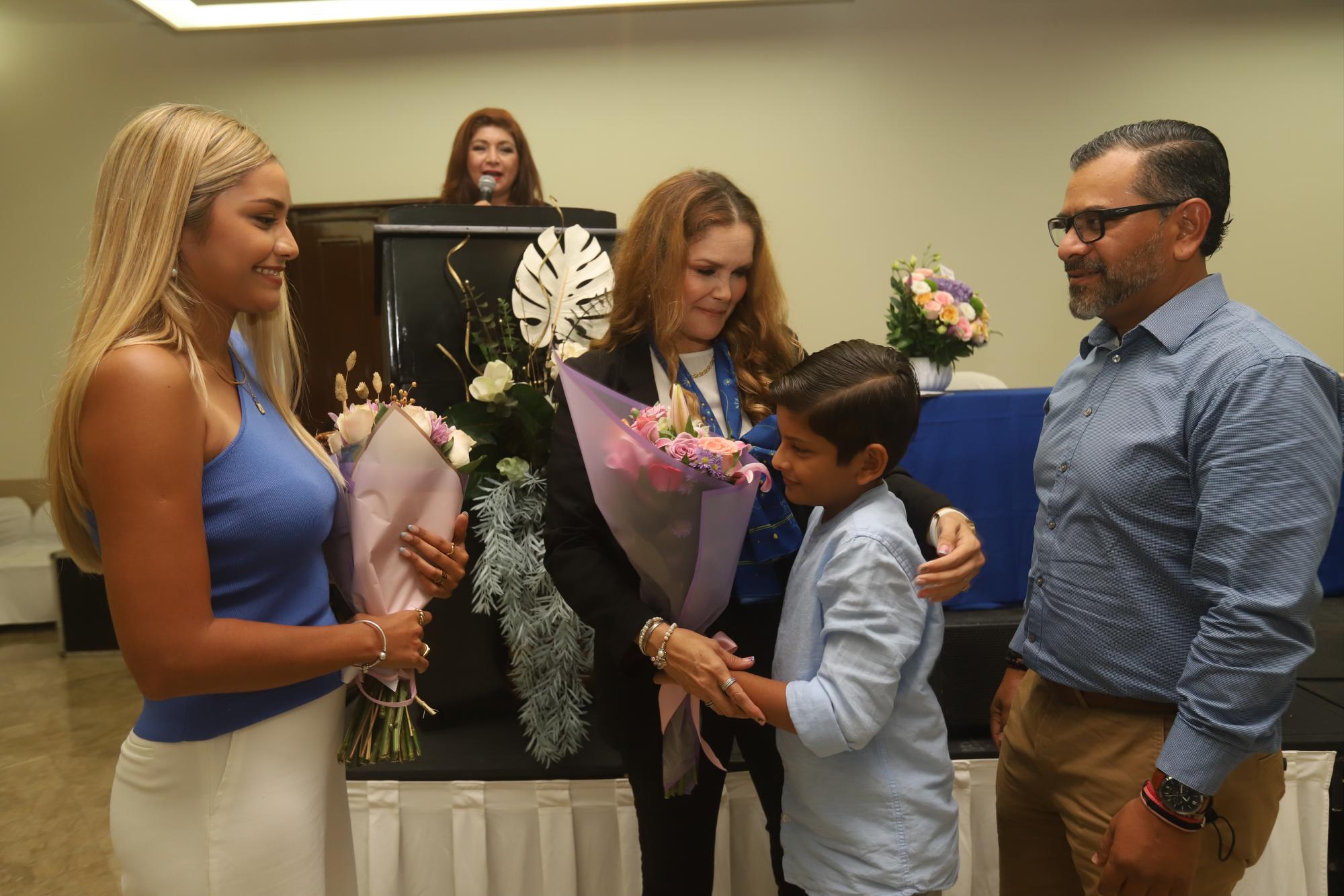 $!La nueva presidenta al momento de recibir ramos de flores de su familia, su esposo Cosme Chicuate Gamboa y sus hijos, Ámbar y Santiago.