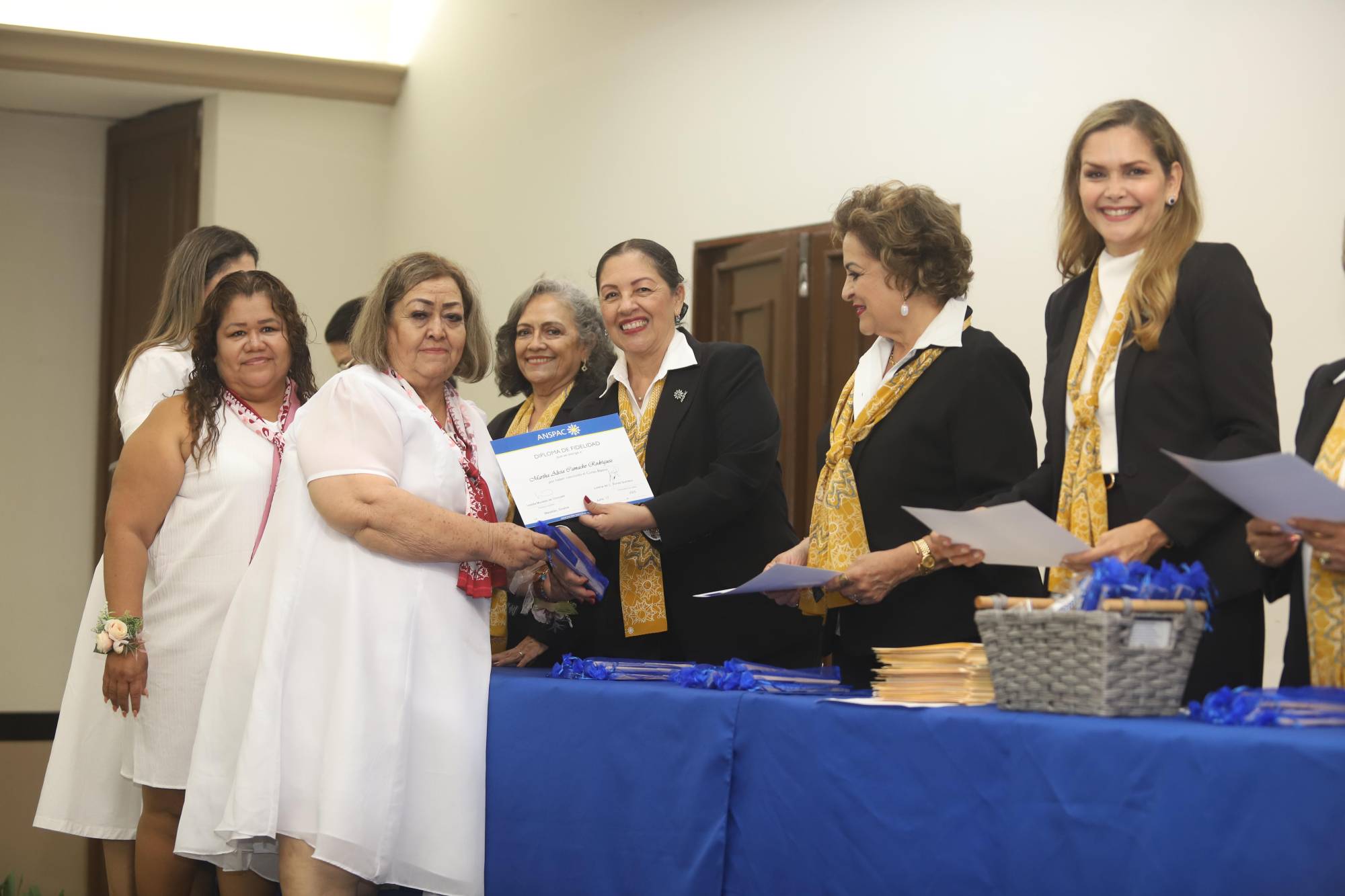 $!María Alicia Camacho recibe su diploma de manos de Lolys Ríos.