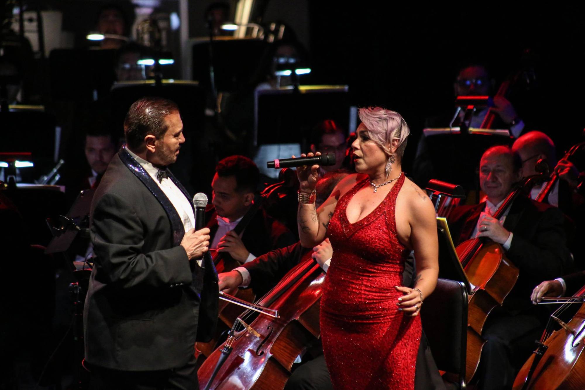 $!Los cantantes interpretaron algunos de los éxitos más representativos de la música internacional en versiones sinfónicas.