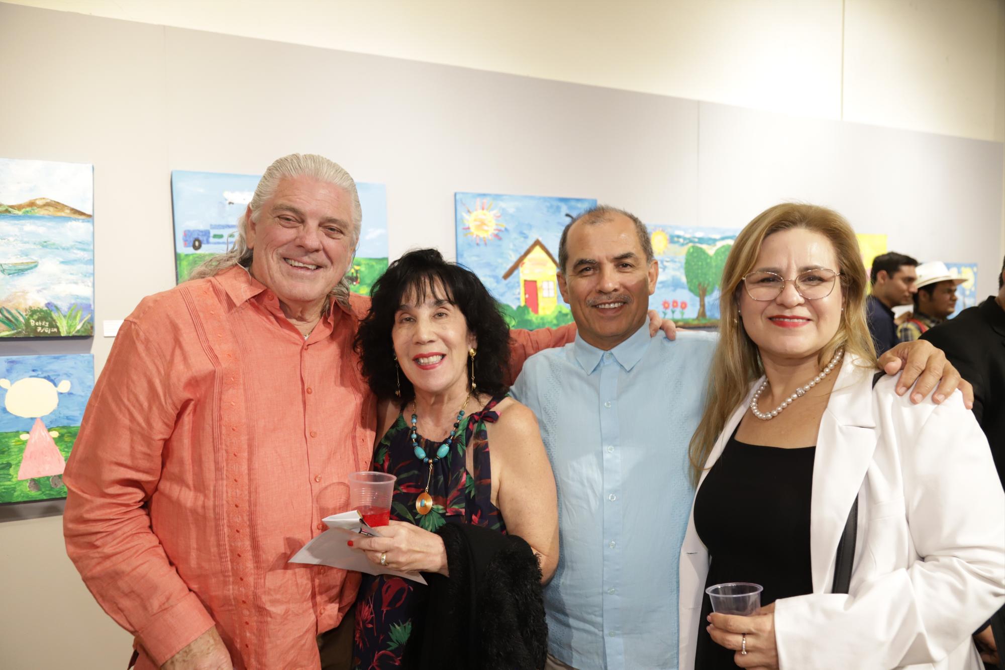 $!Michael Christian, Ligia Christian, Adolfo González y Marilú de González.