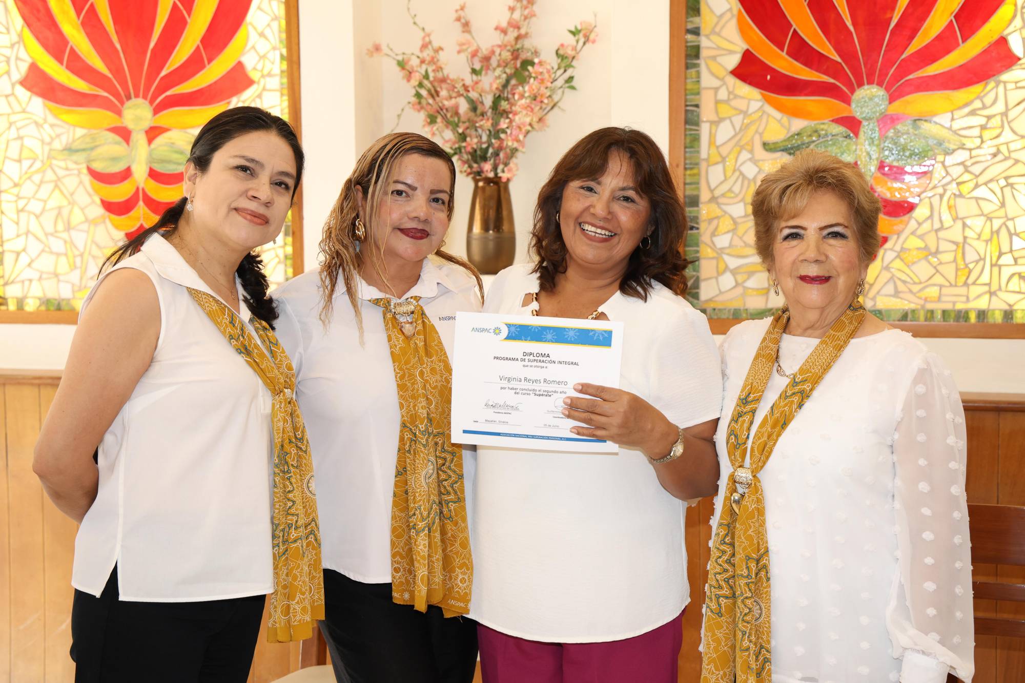 $!Virginia Reyes muy contenta con su diploma.