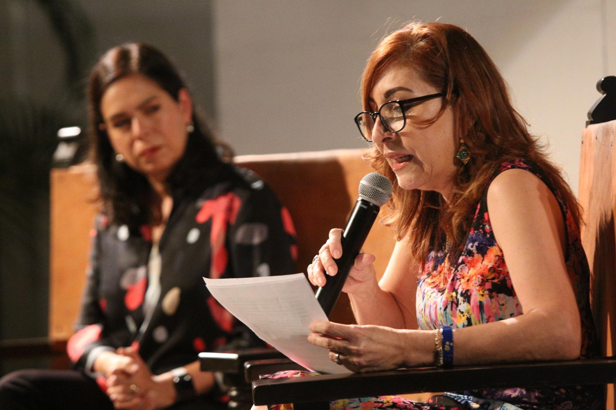 $!La autora estuvo acompañada de Elizabeth Moreno quien realizó algunos comentarios de su obra.