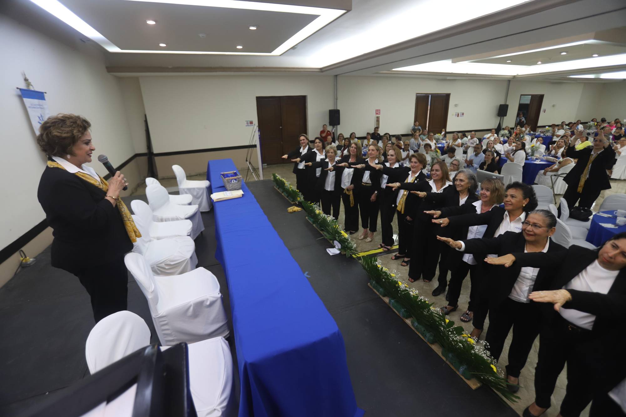 $!Rayito Arias de Rodríguez al momento de realizar la toma de protesta al nuevo Comité de ANSPAC Mazatlán.