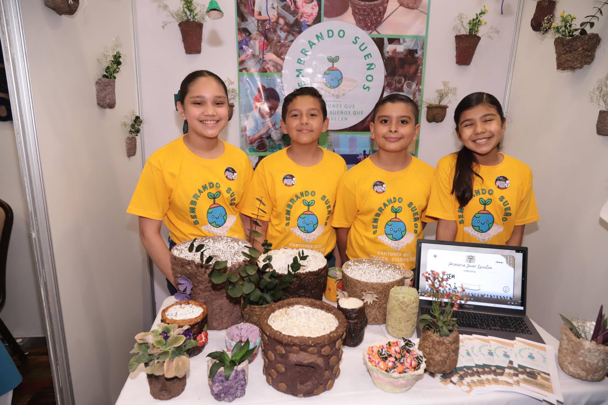 $!El equipo Sembrando Sueños, Alejandra Rubio, Mateo Vega, Joss Fernando Vizcarra y Akemi Cervantes, de la Primaria Juan Escutia, ganó el segundo lugar.
