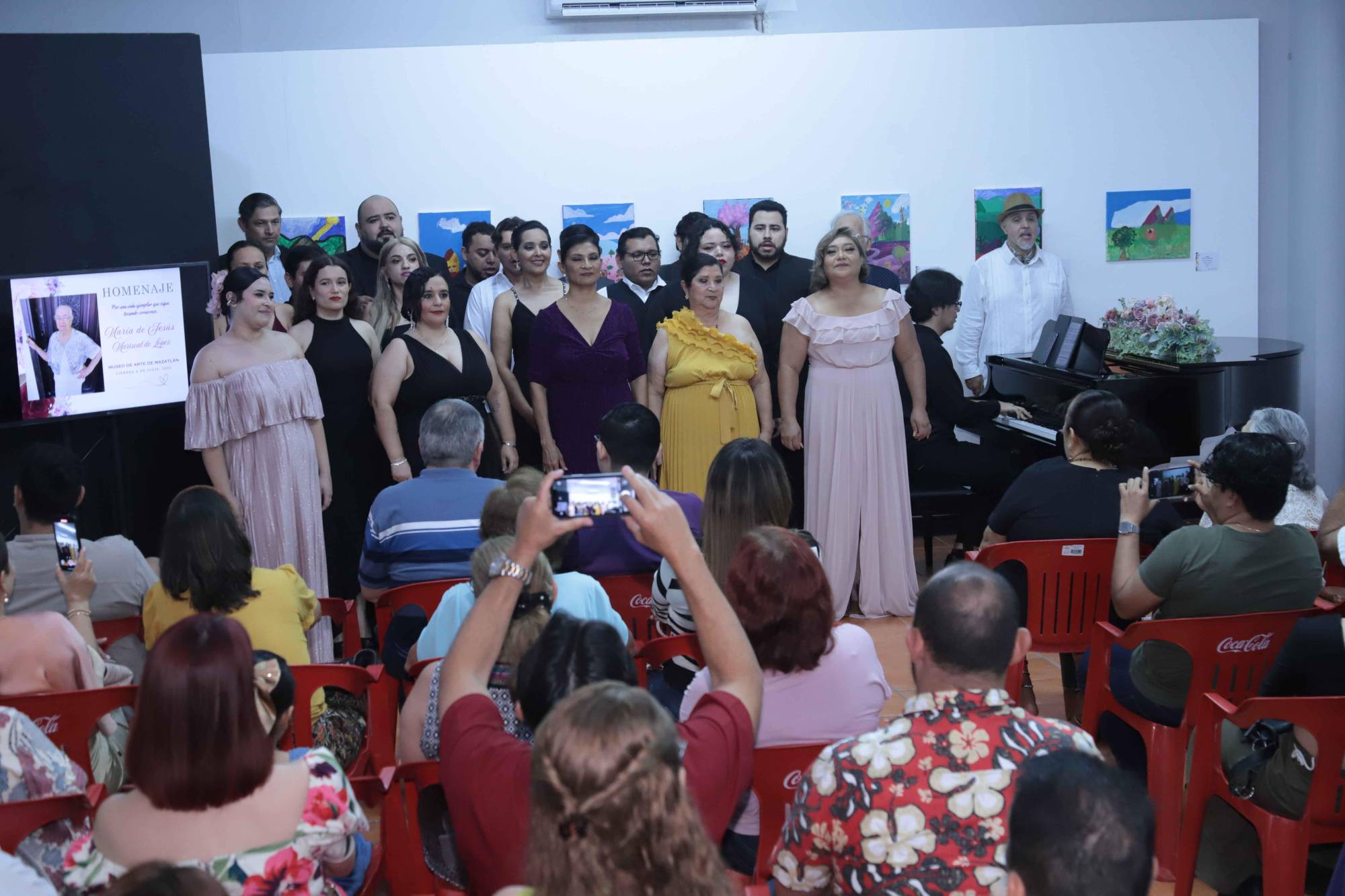 $!Solistas del Coro Ángela Peralta celebraron los 90 años de vida de la maestra María de Jesús Mariscal de López, destacada figura en el ámbito educativo y cultural del puerto.