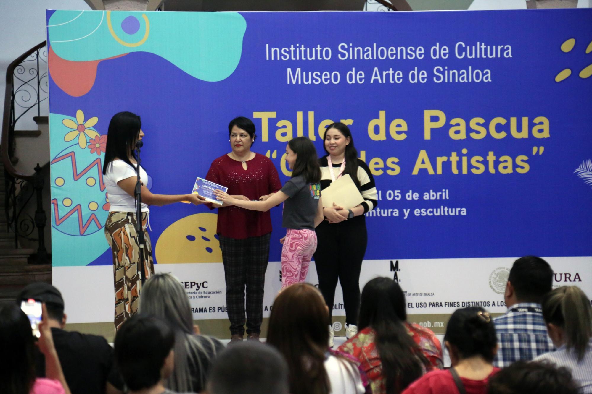 $!Cada pequeño recibió su diploma de participación.