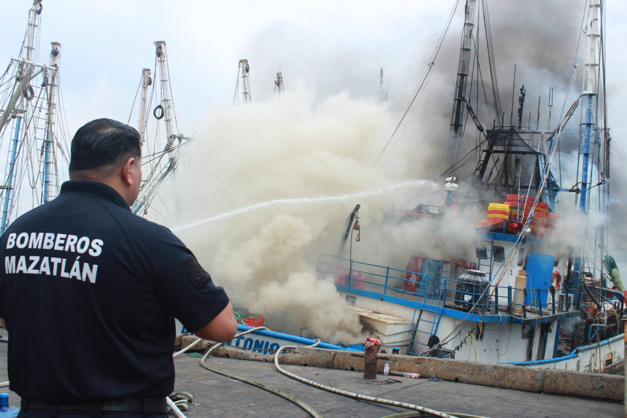 $!Trabajos de soldadura provocan explosión e incendio de un barco camaronero en Mazatlán