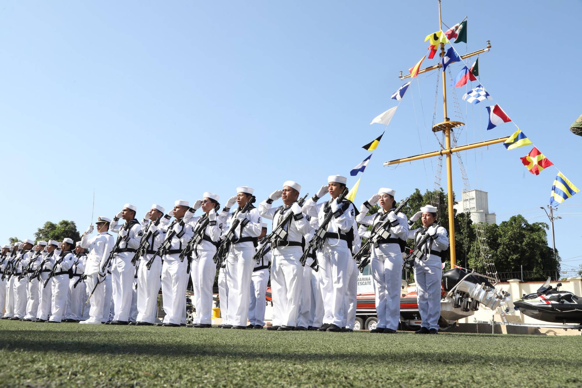$!Armada de México celebra 200 años de independencia en la mar y entrega ascensos en Mazatlán
