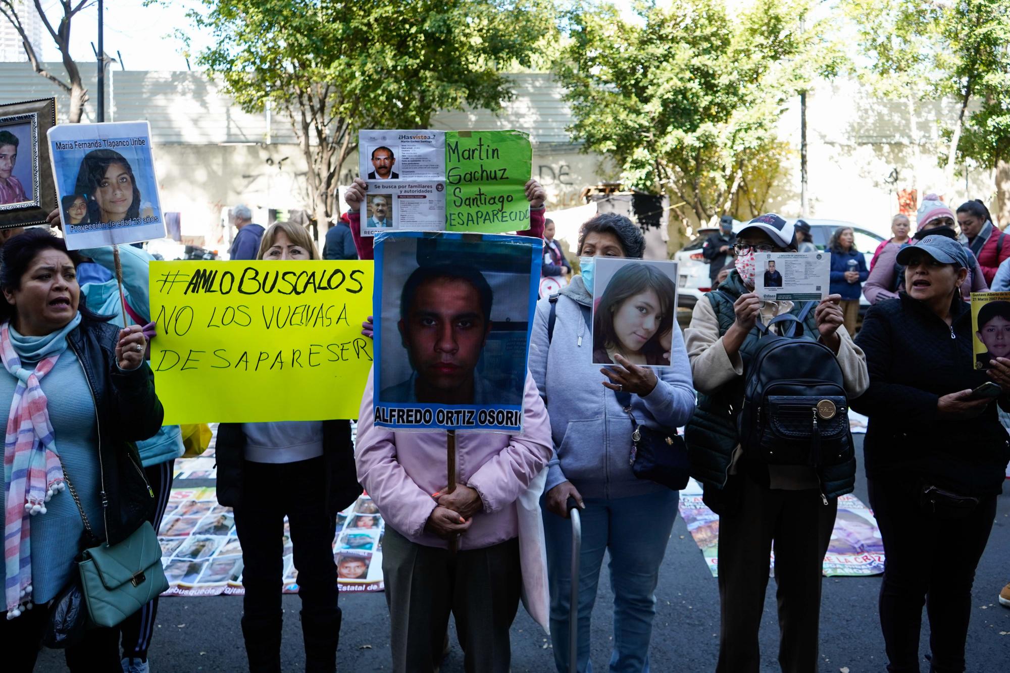 $!Colectivos de familiares de personas desaparecidas protestaron frente a la Secretaría de Gobernación, donde debían reunirse con la titular de la CNB, Teresa Reyes, lo que no ocurrió.
