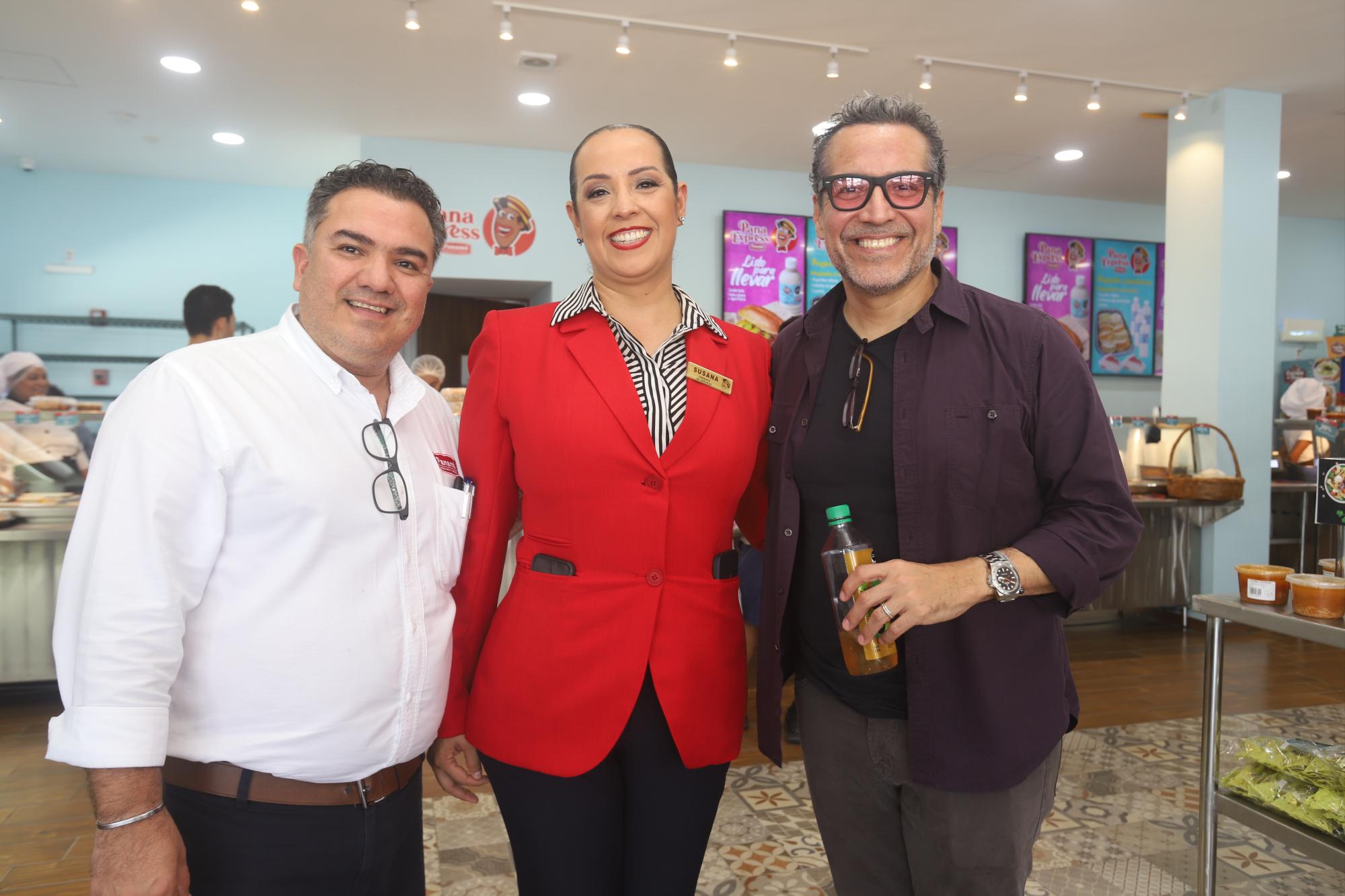 $!César Arámburo y Susana Saucedo, gerente de ventas en Culiacán y Mazatlán, respectivamente, junto a Luis Osuna Vidaurri, director general Grupo Panamá.