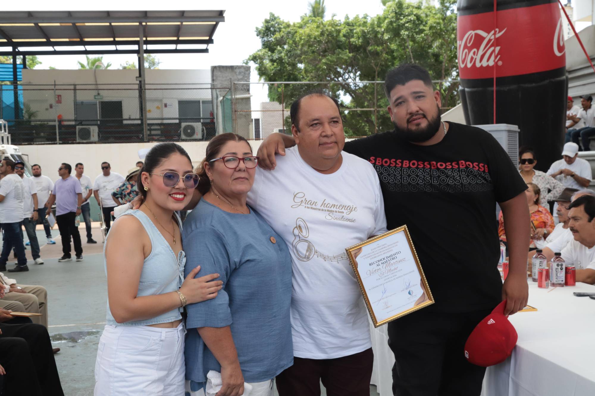 $!Víctor Martínez Jiménez con su esposa, Rosa Imelda Alcaraz y sus hijos, Yamileth y Víctor Manuel.
