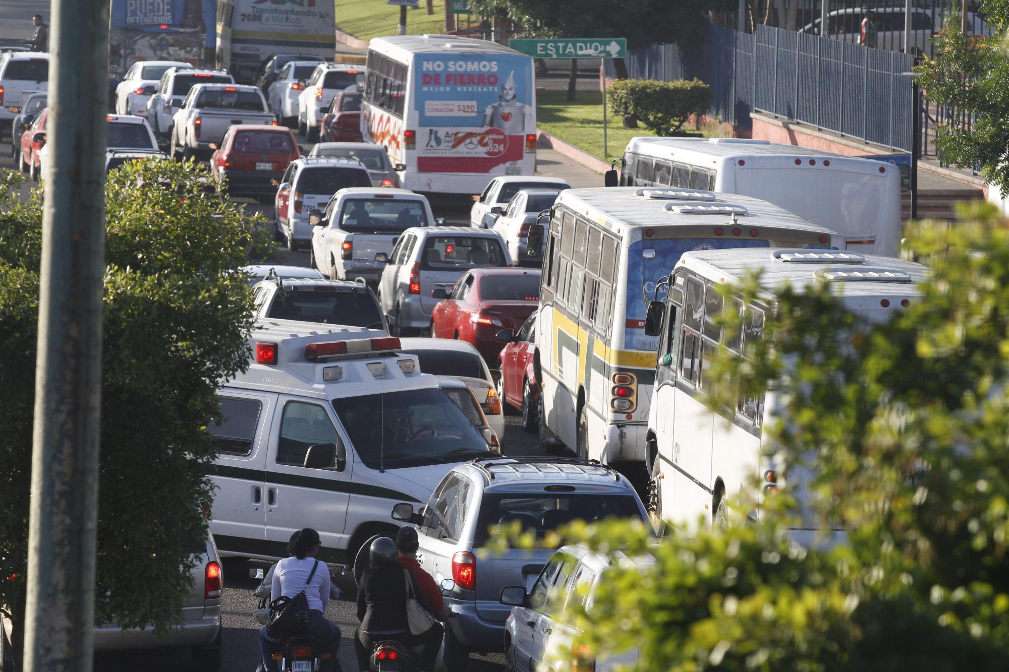 $!Urgen medidas viales para cruces más seguros