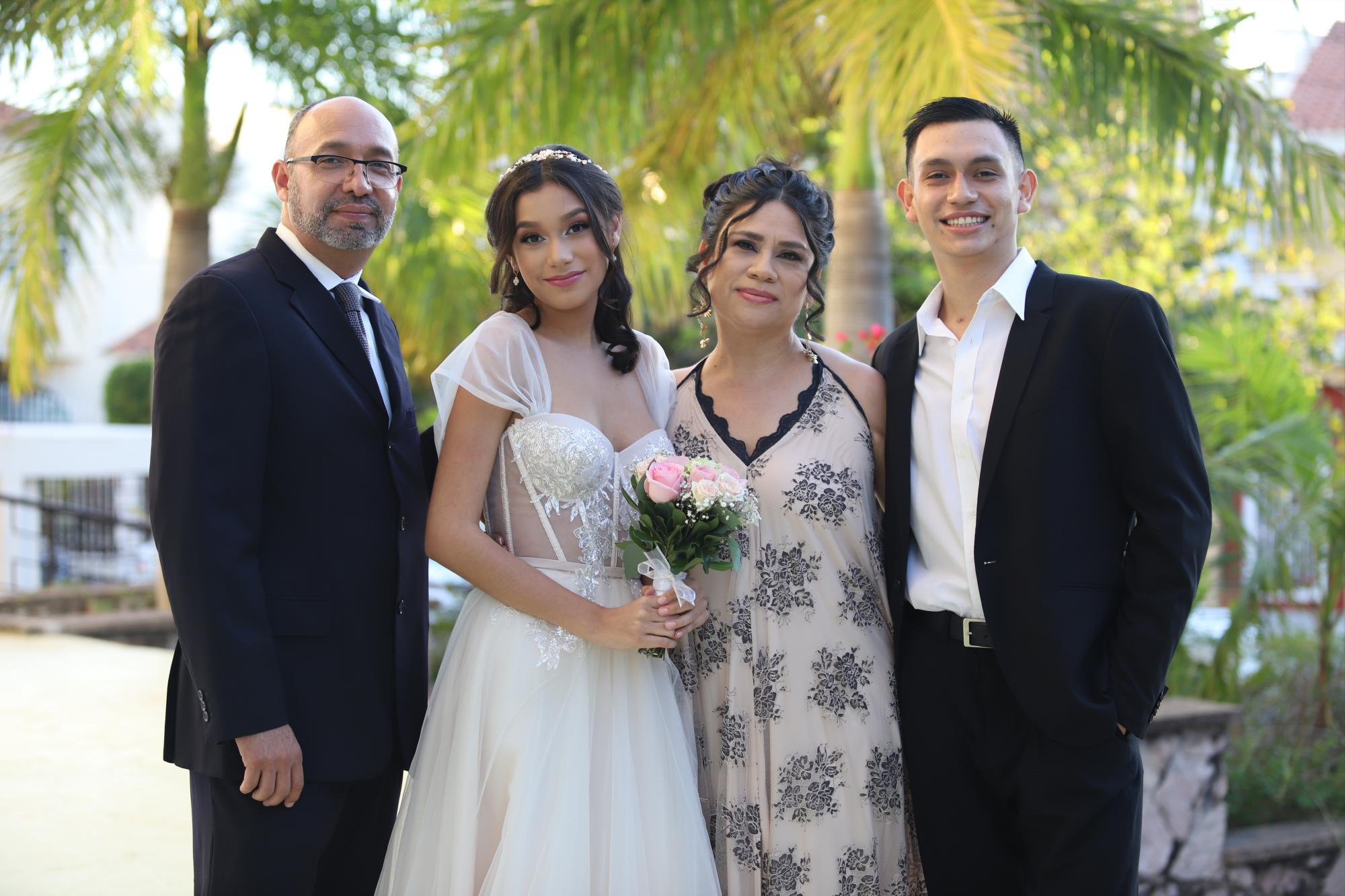 $!Kyra entre sus papás, Ariel Noriega y Guillermina García, y su hermano, Ariel.