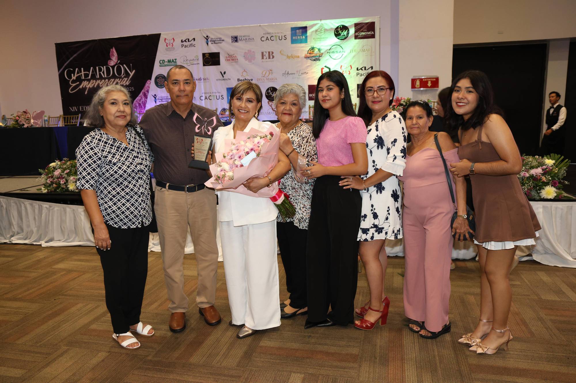 $!María Hig Giang Woo Alba, en la categoría pequeñas y medianas empresas, con su familia.