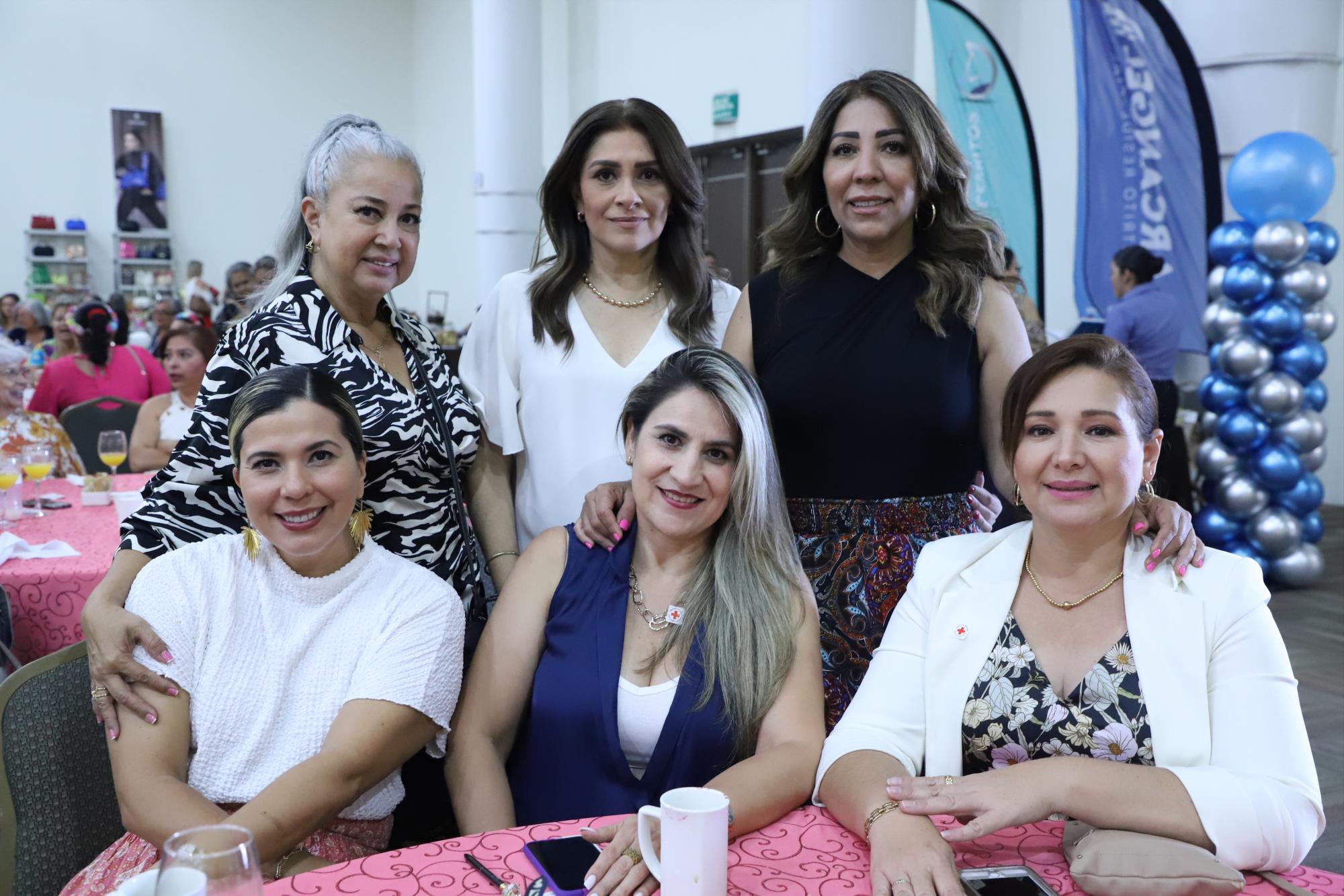 $!Nora Osuna, Jaqueline Morales y Victoria Osuna. Sentadas, Eddali Osuna, Laura Carrillo y Mónica Ríos.