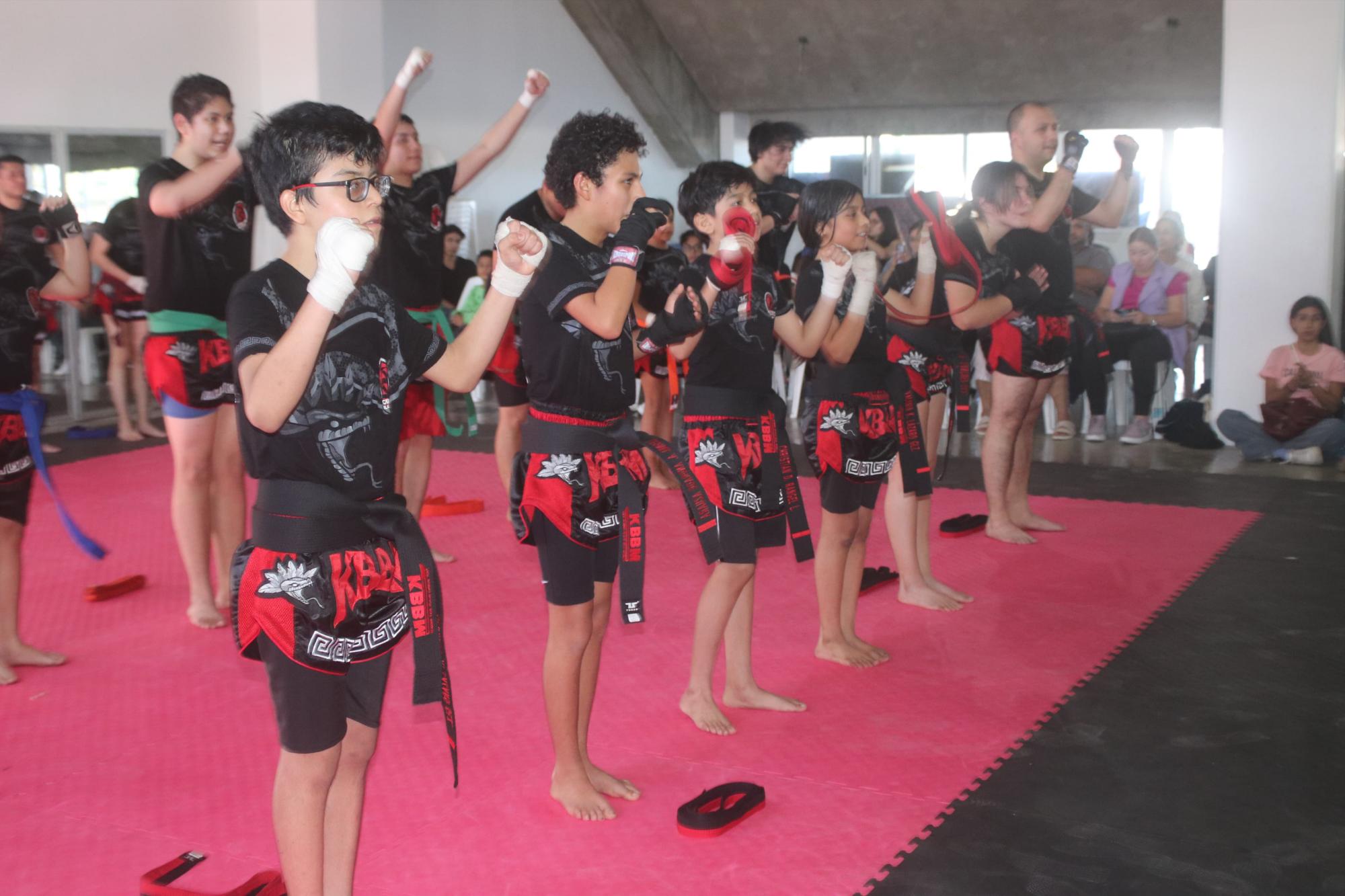 $!Se gradúan 25 alumnos de la Academia Black Belt