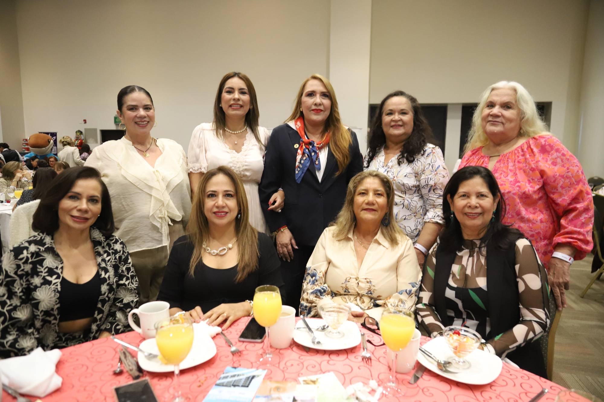 $!Invitadas disfrutaron de una mañana de convivencia durante el desayuno organizado por Cruz Roja Mazatlán.