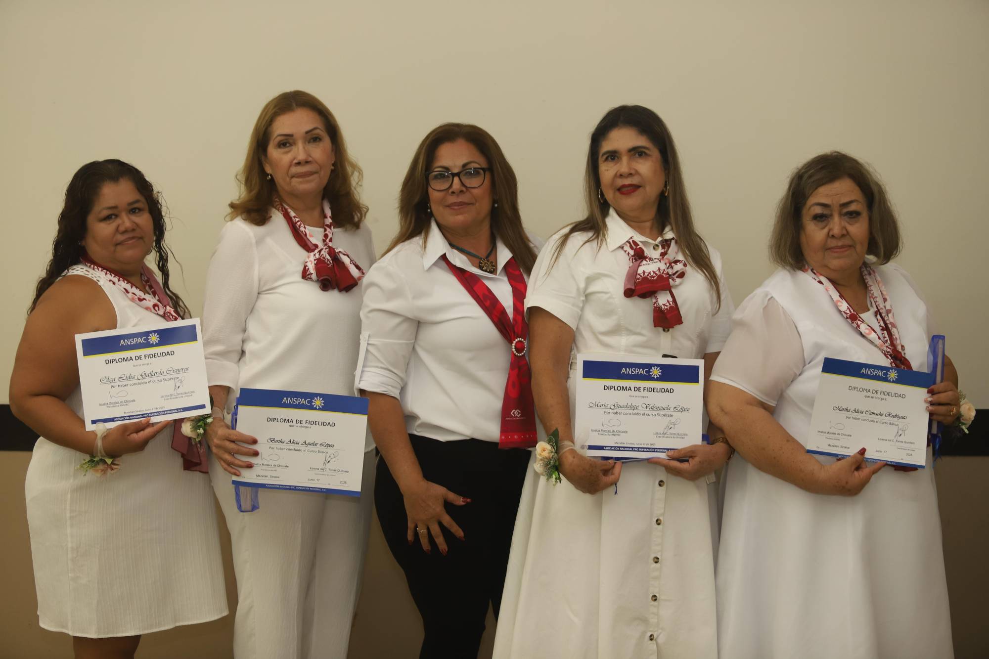 $!La animadora Rosa Isela Arellano entre las graduadas Olga Lidia Gallardo, Bertha Alicia Aguilar, María Guadalupe Valenzuela y Martha Alicia Camacho.
