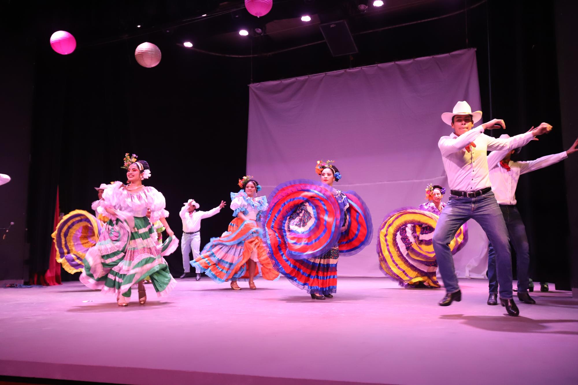 $!El folclor mexicano estuvo presente en el festival artístico que se preparó especialmente para la ceremonia de jubilación de Nadia Magdalena.