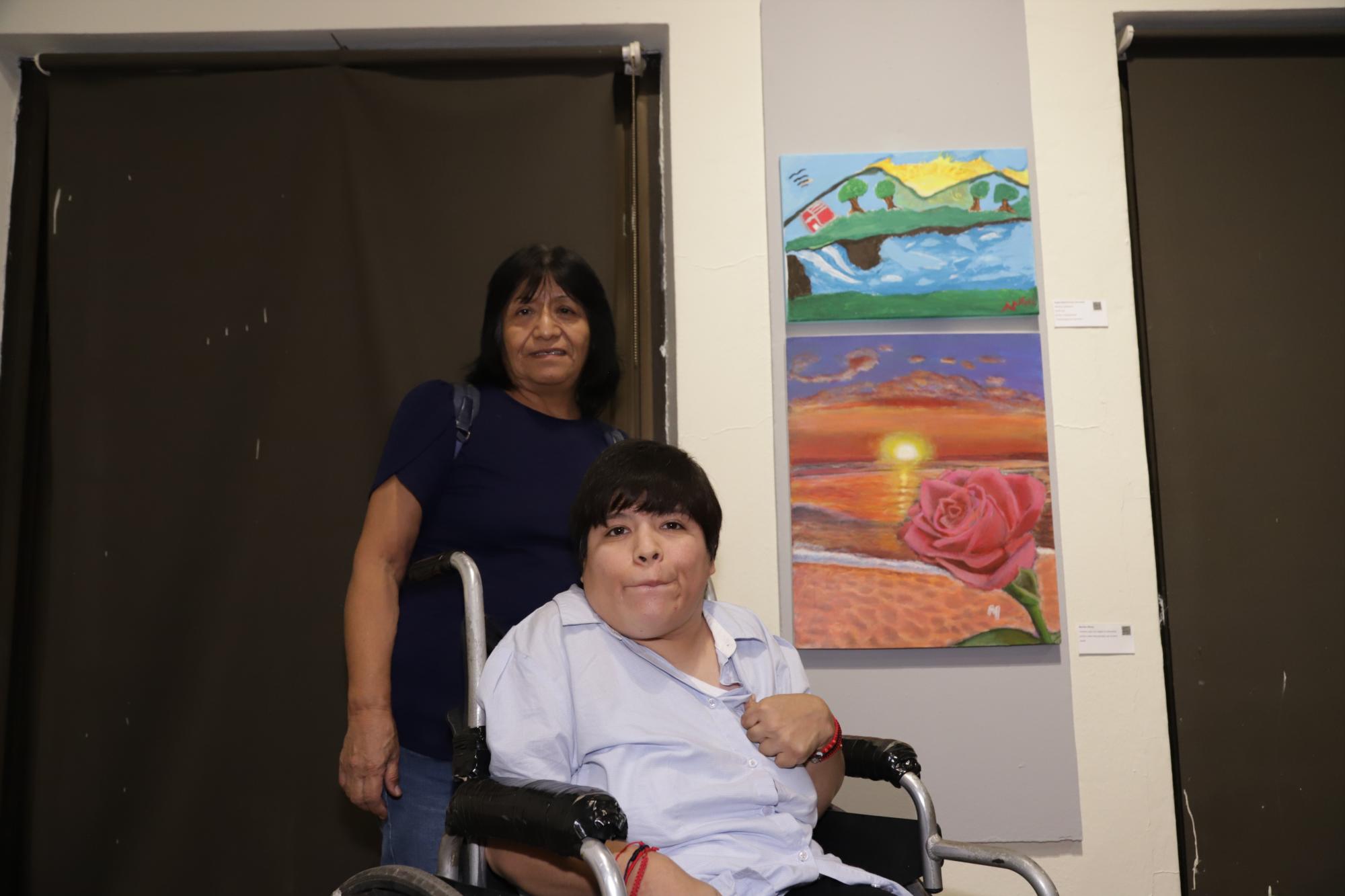 $!Martha Torres y su hija, la pintora Martha Olivas Torres, ella pinta con su boca.