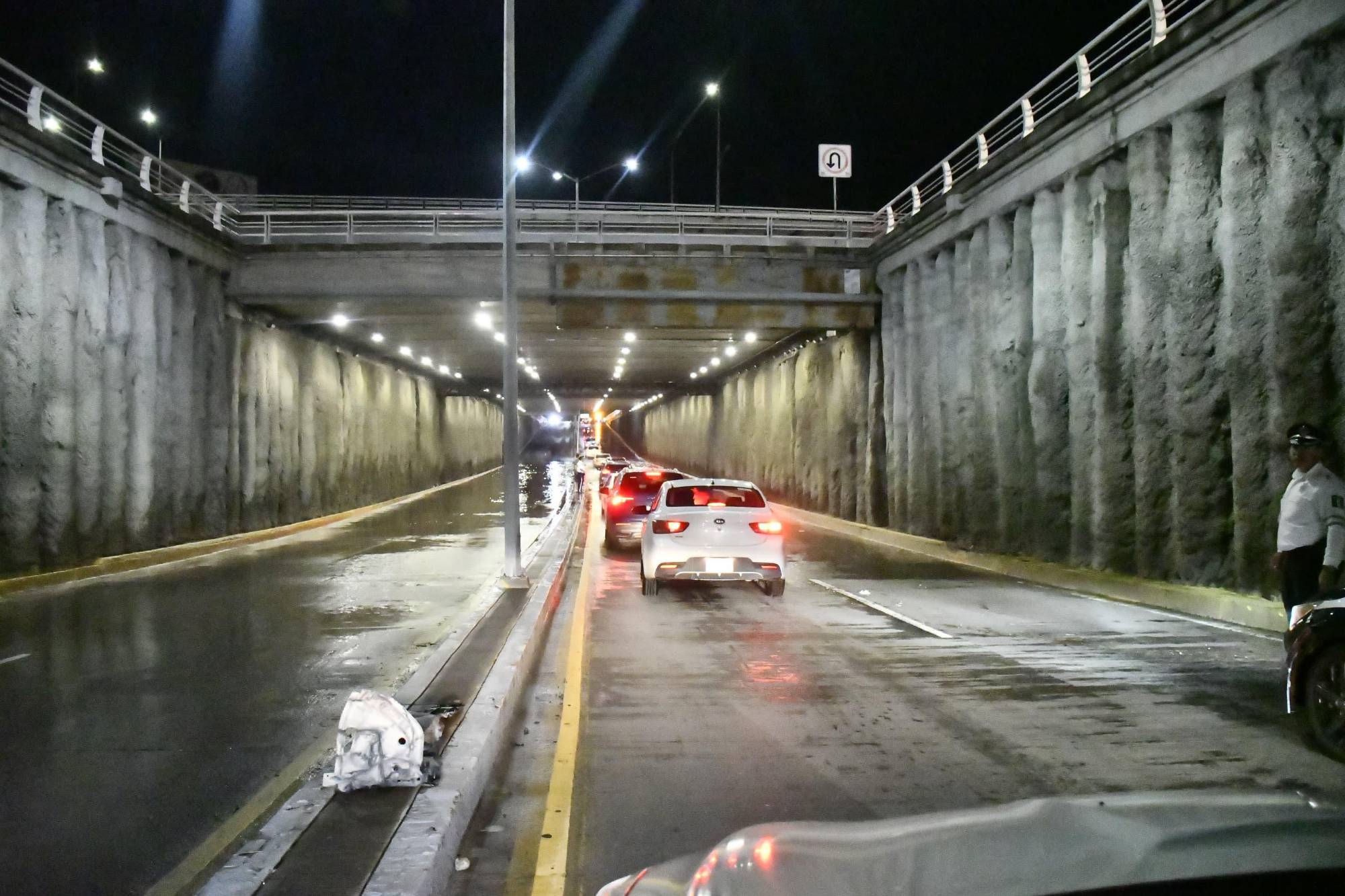 $!Inundaciones colapsan vialidades en Culiacán; SSPyTM activa operativo de auxilio