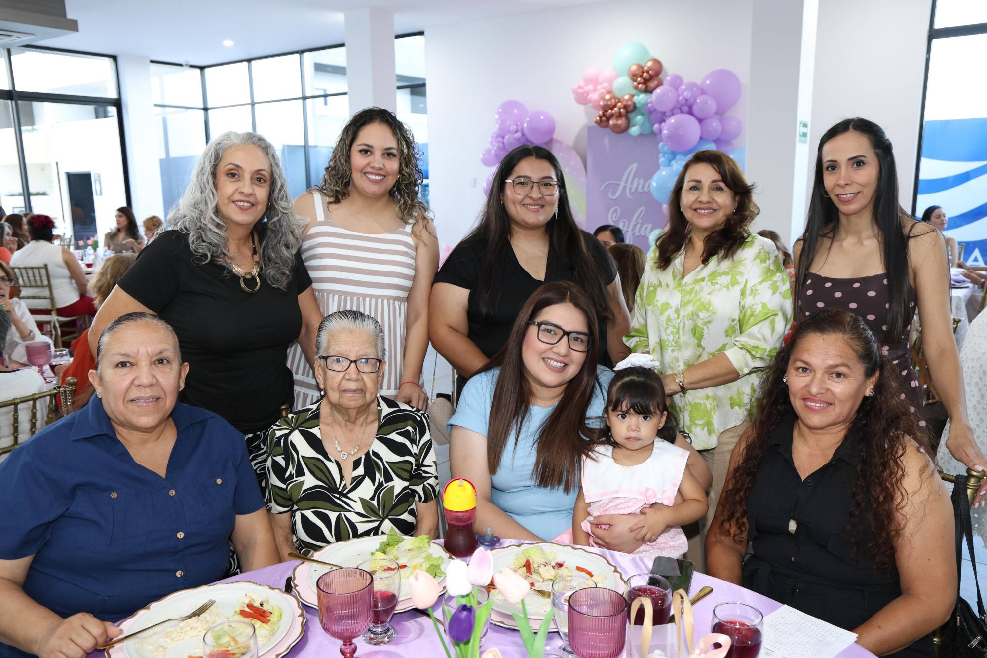 $!Guille de la Fuente, Pau Herrera, Tere González, Lupita Guerra y Denisse Villaseñor, Rosy Canizalez, Alicia Bernal, Majo Hernández, la bebé Ana Julia y Rosalva de González.