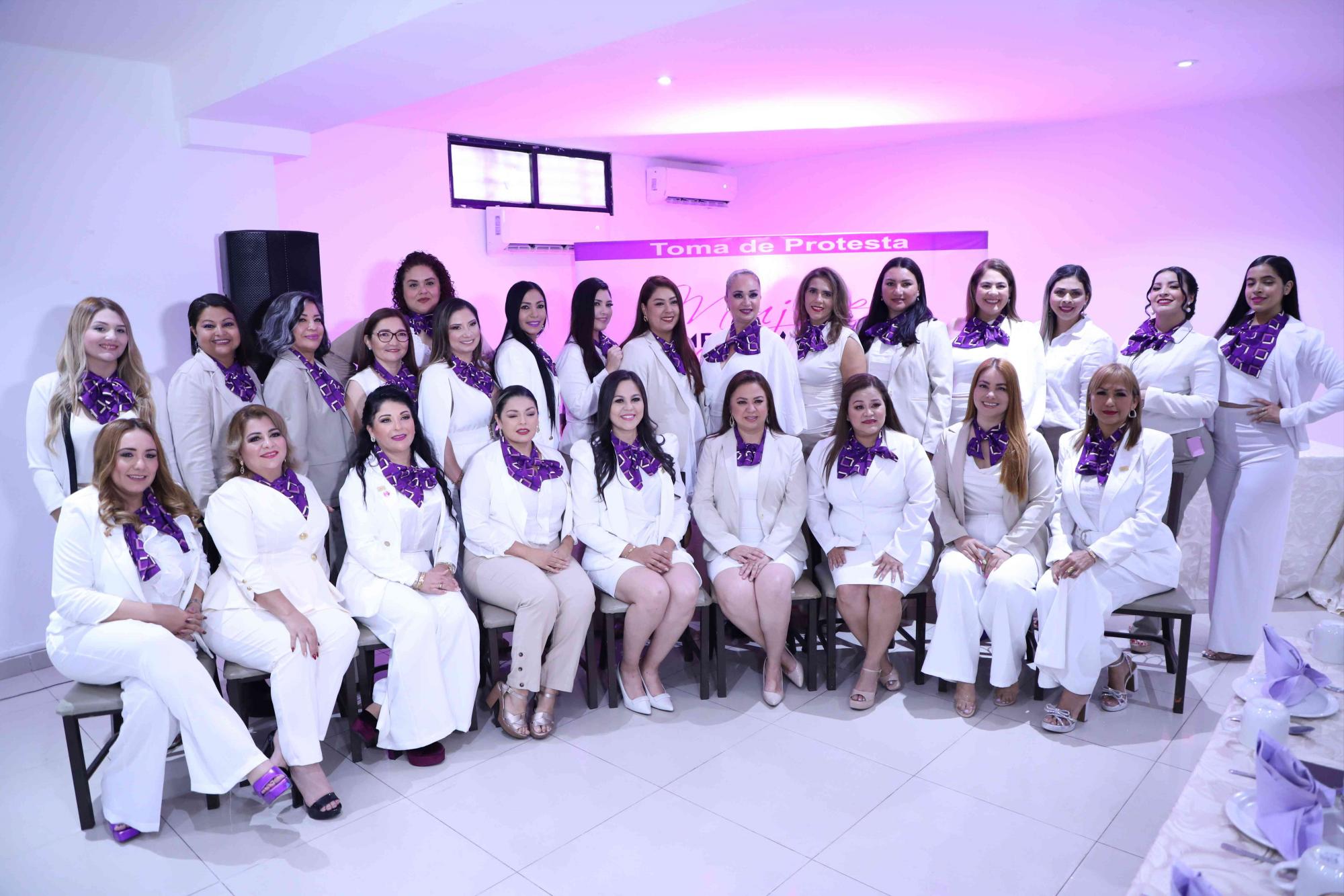 $!Integrantes de Mujeres Empresarias de Canaco Mazatlán se toman la fotografía del recuerdo.