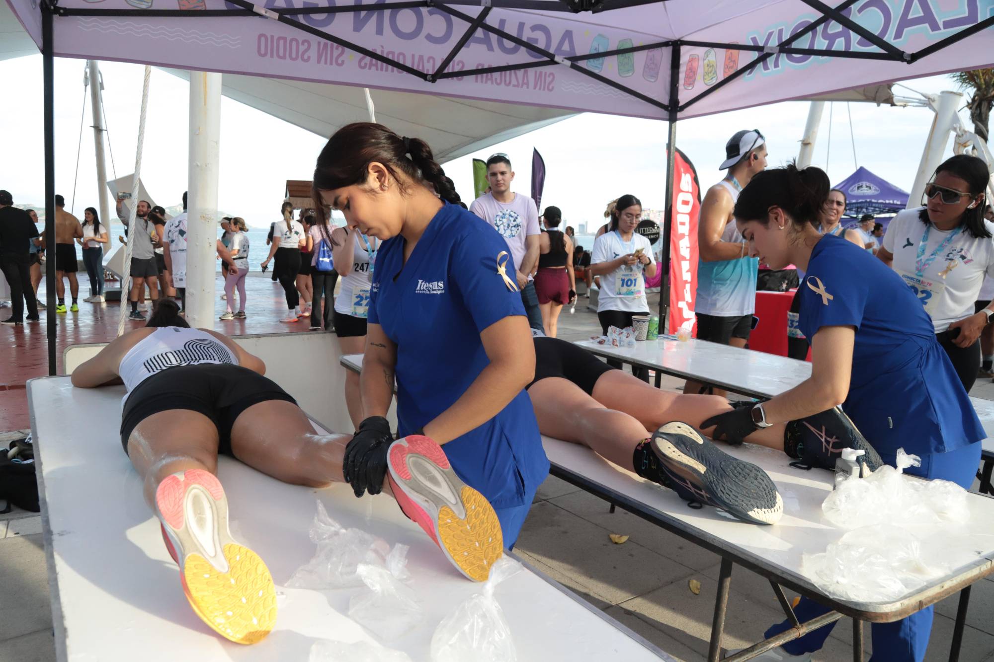 $!Lucía Osuna y Regina Díaz, fisioterapeutas en el área de recuperación de los atletas.