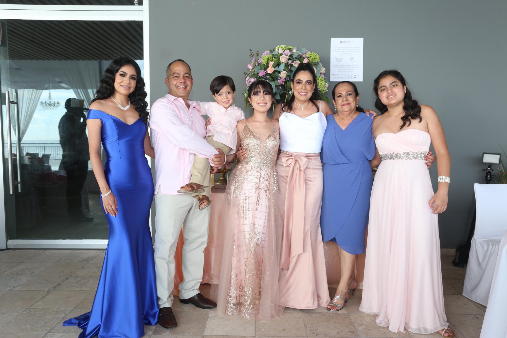 $!Abril Morales, Jorge y Carlo Cobián, Elisa, Karla Zamora de Cobián, Beatriz Jiménez y Amanda Cobián.