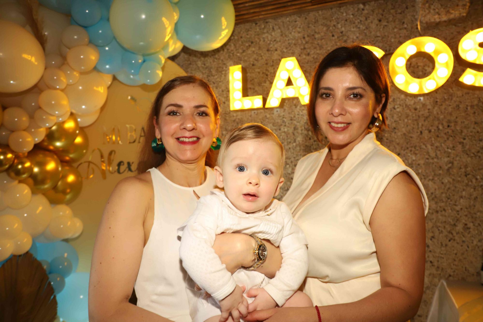 $!Alexandre entre sus madrinas Rosina del Carmen Acuña y Viana Acuña.