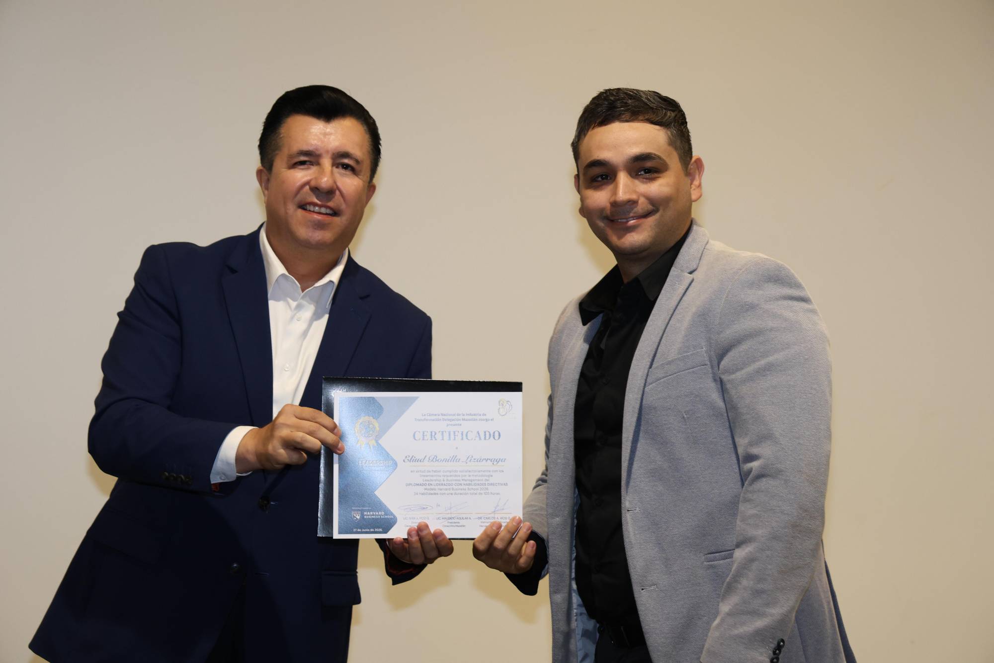 $!Eliud Bonilla con su diploma.
