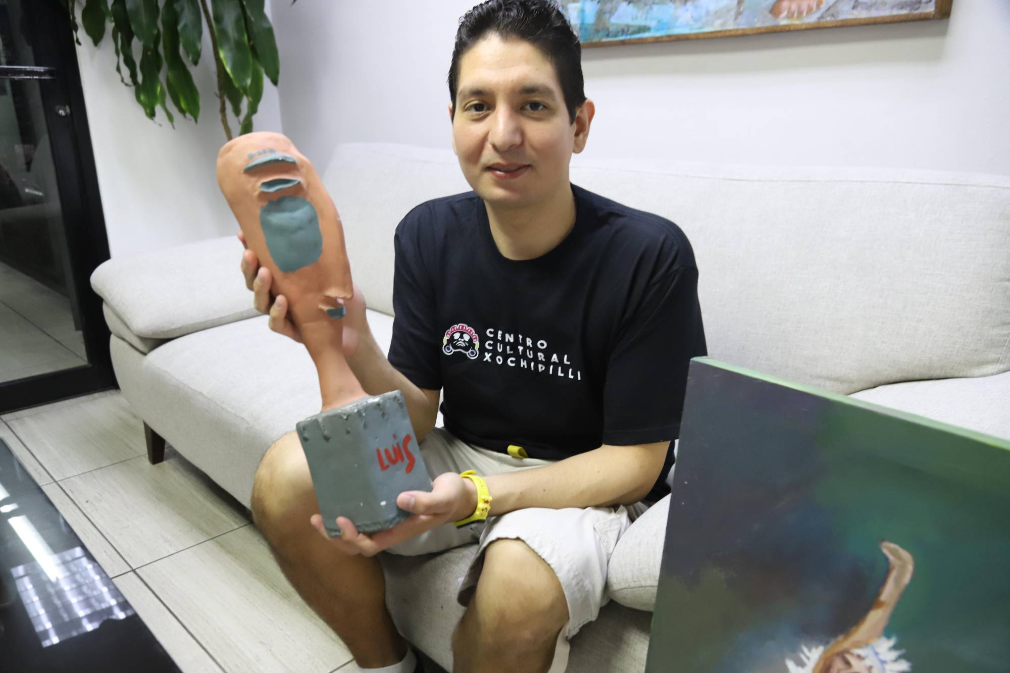 $!Luis Enrique muestra una de sus esculturas en arcilla, técnica con la que ha explorado la figura humana y distintas influencias artísticas.