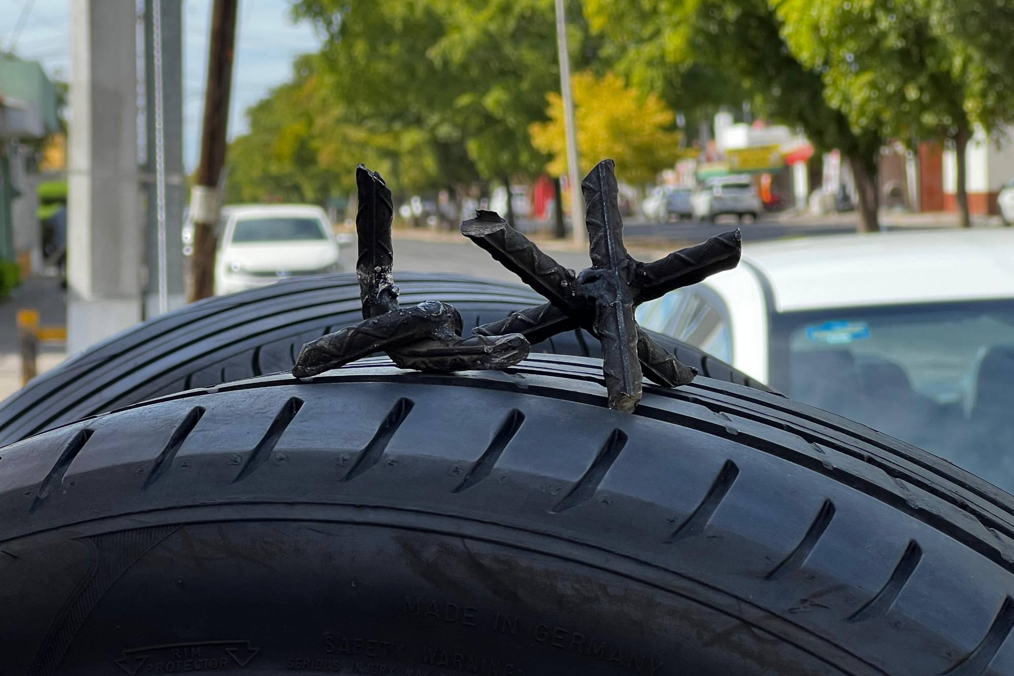 $!Llantera en Culiacán ofrece reparación gratuita a neumáticos afectados por ponchallantas