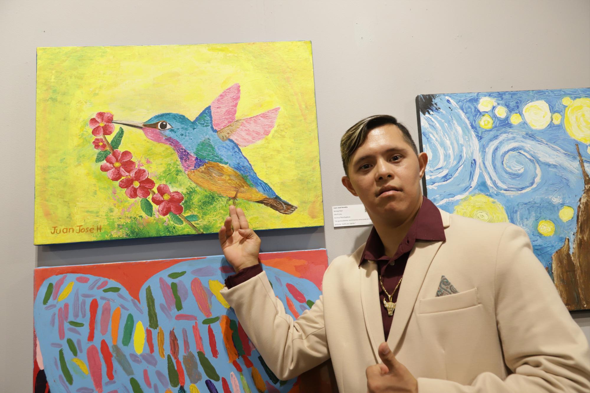 $!Juan José Heredia muestra una de sus obras.