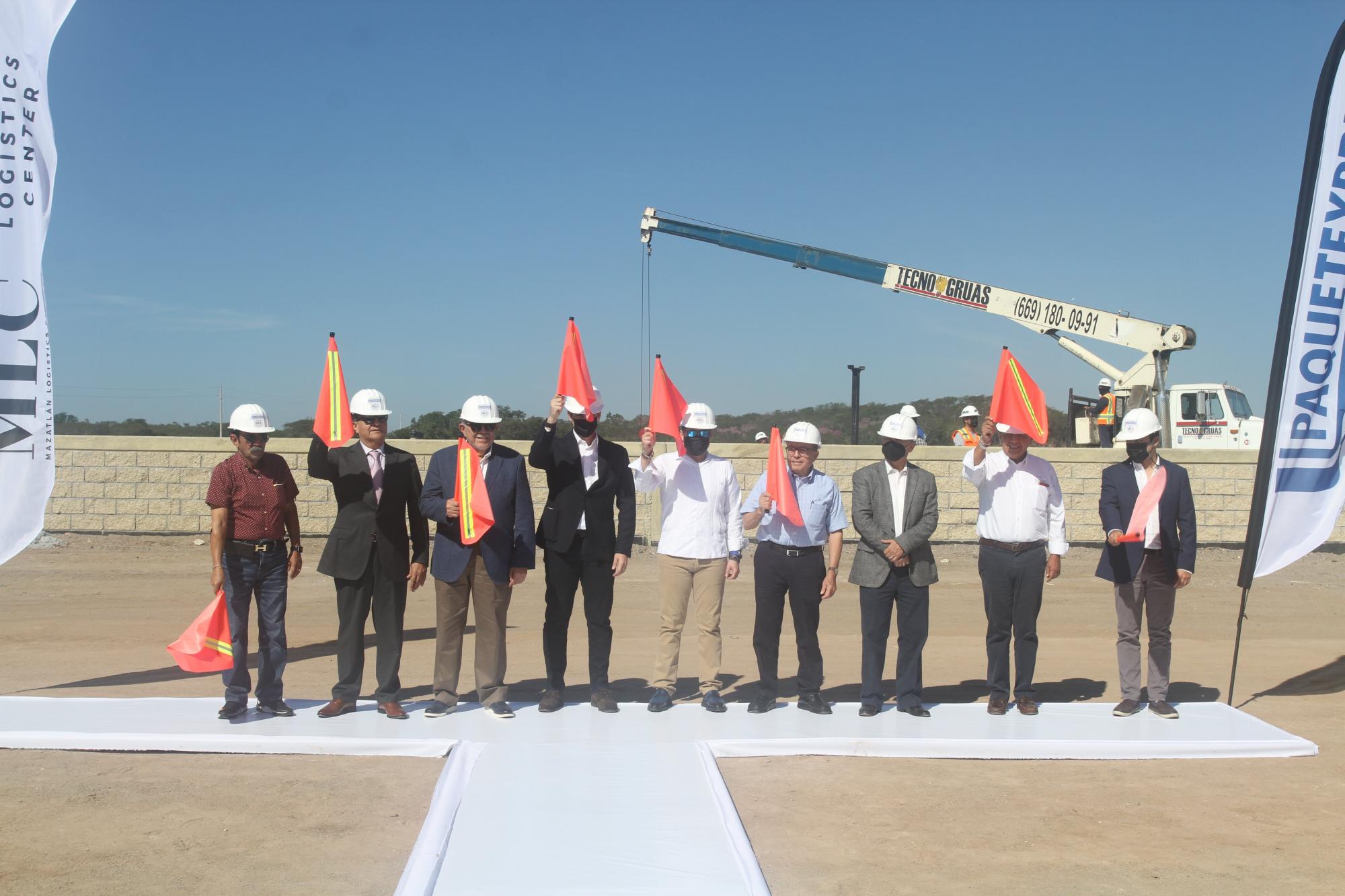 $!Directivos del proyecto, en compañía de invitados especiales, dieron el banderazo de inicio del Mazatlan Logistics Center.