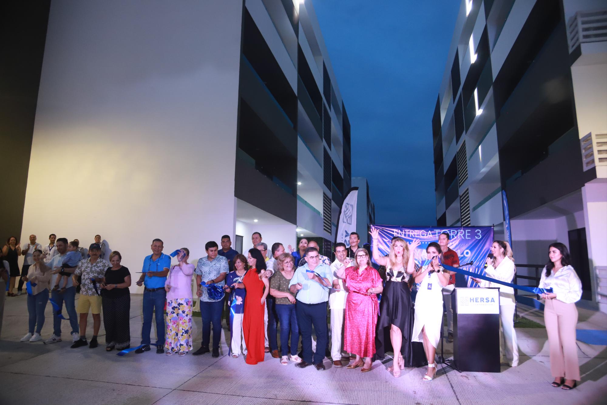 $!Los residentes de la tercera torre de Marina Cerritos Condominios realizaron el corte inaugural en la entrada del edificio.