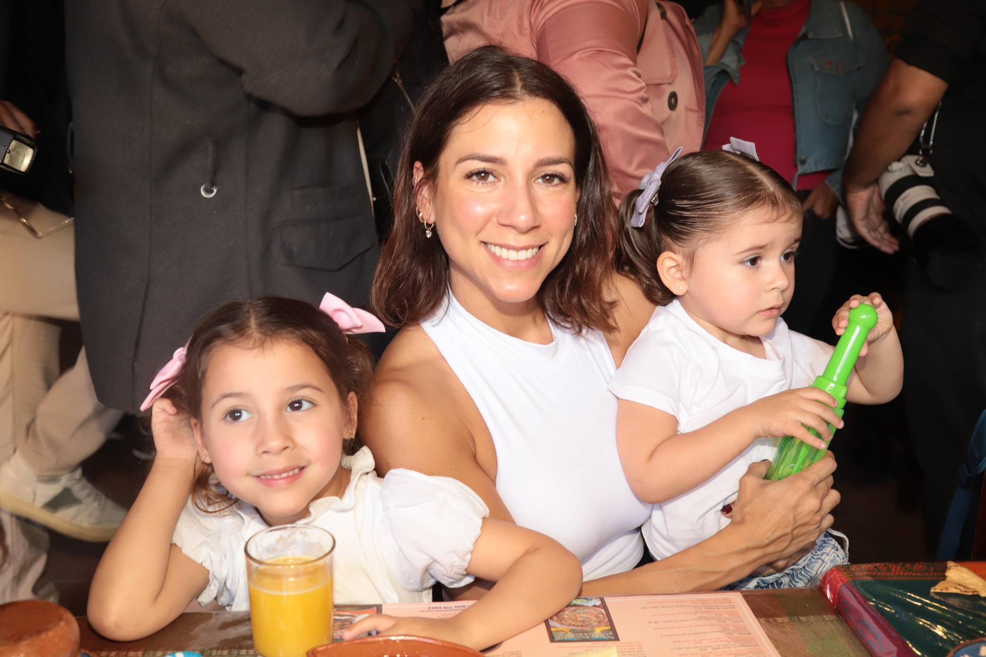 $!María José Goicoechea junto a María Julia y María Emilia Lazcano.