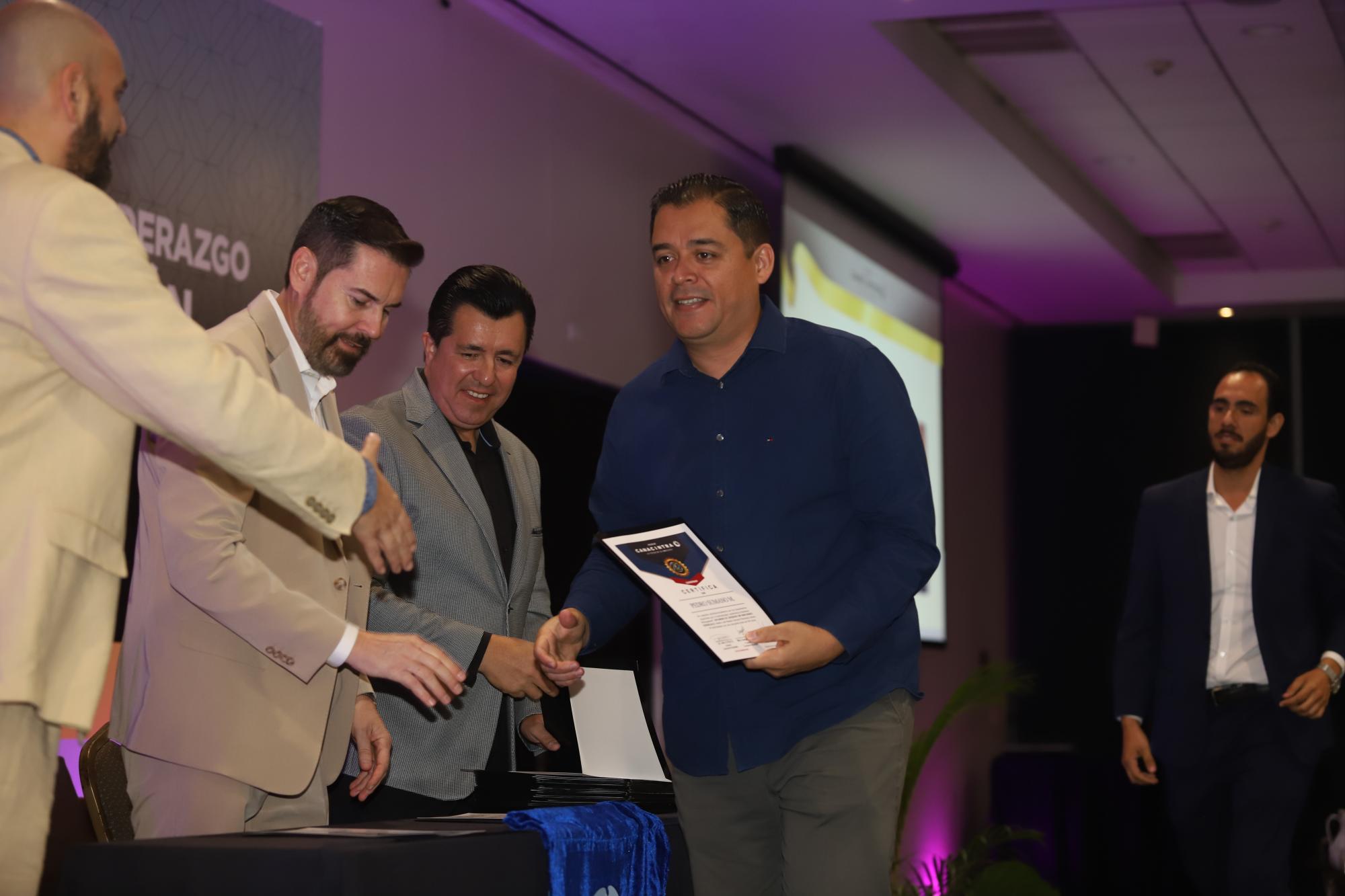 $!Pedro Sumano recibe su diploma.