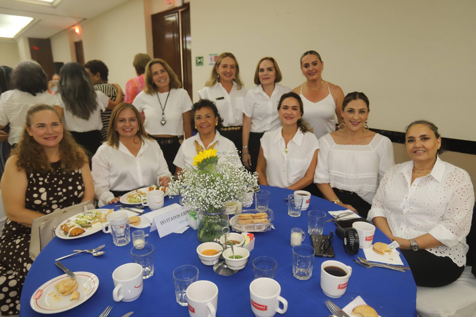 $!Claudia Velasco, Patty Witte, Mercedes Cubillas y Ana Robles. Sentadas, Magaly Lizárraga, Liz Benítez, Lety Rojo, Lucy Rodríguez de Lizárraga, Karina López de Campos y Abril Vizcaino, serán integrantes de la nueva mesa directiva.